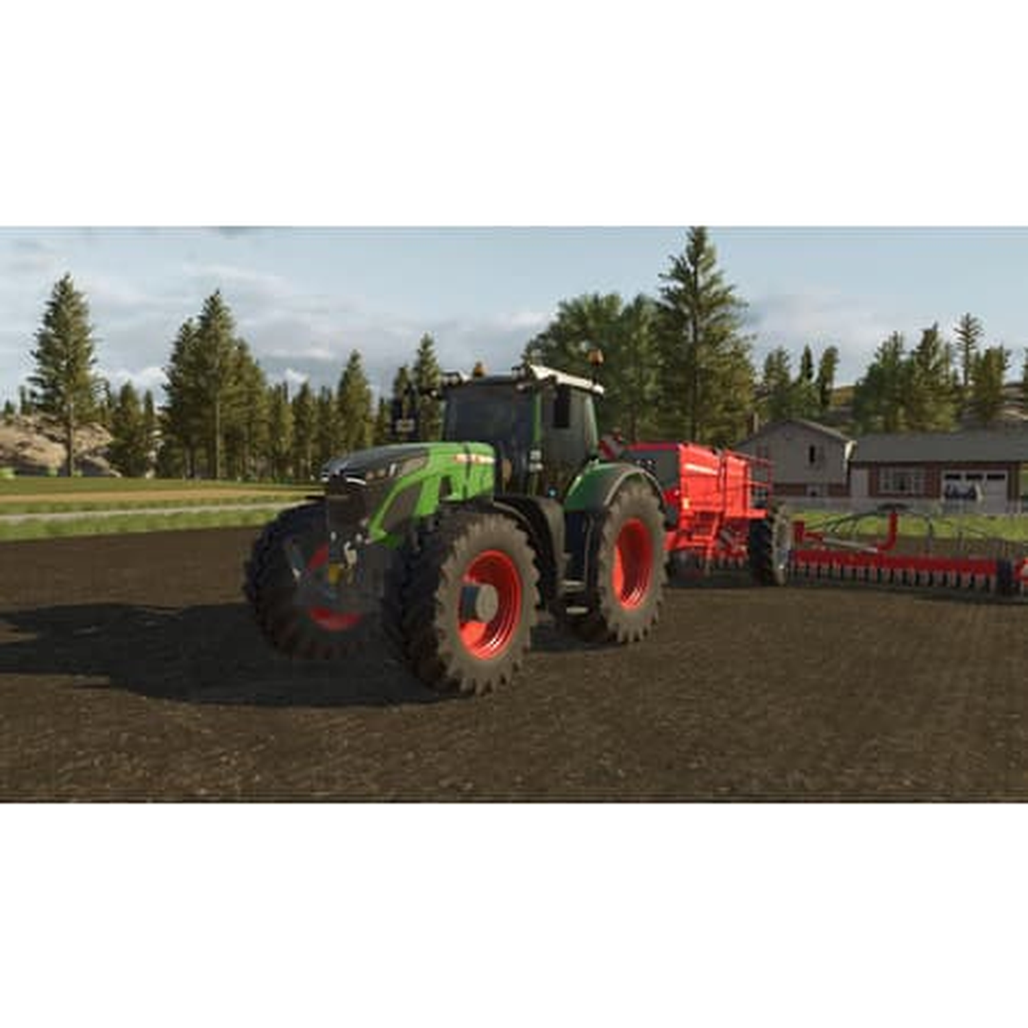 Groene tractor met rode aanhanger op bruin veld, bomen en gebouwen op achtergrond.