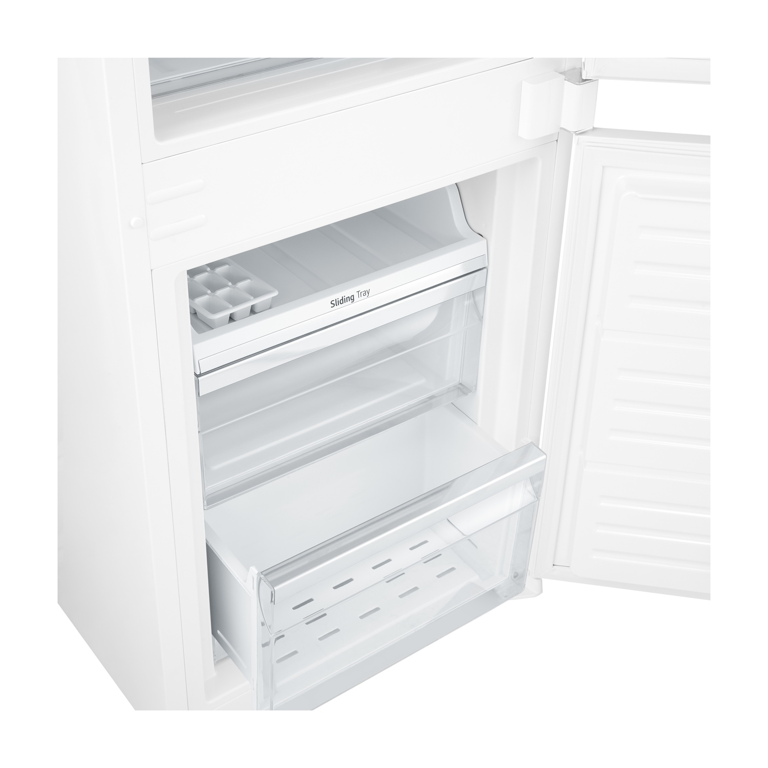 Interno di un frigorifero bianco con porta aperta, vaschetta per cubetti di ghiaccio e cassetti.