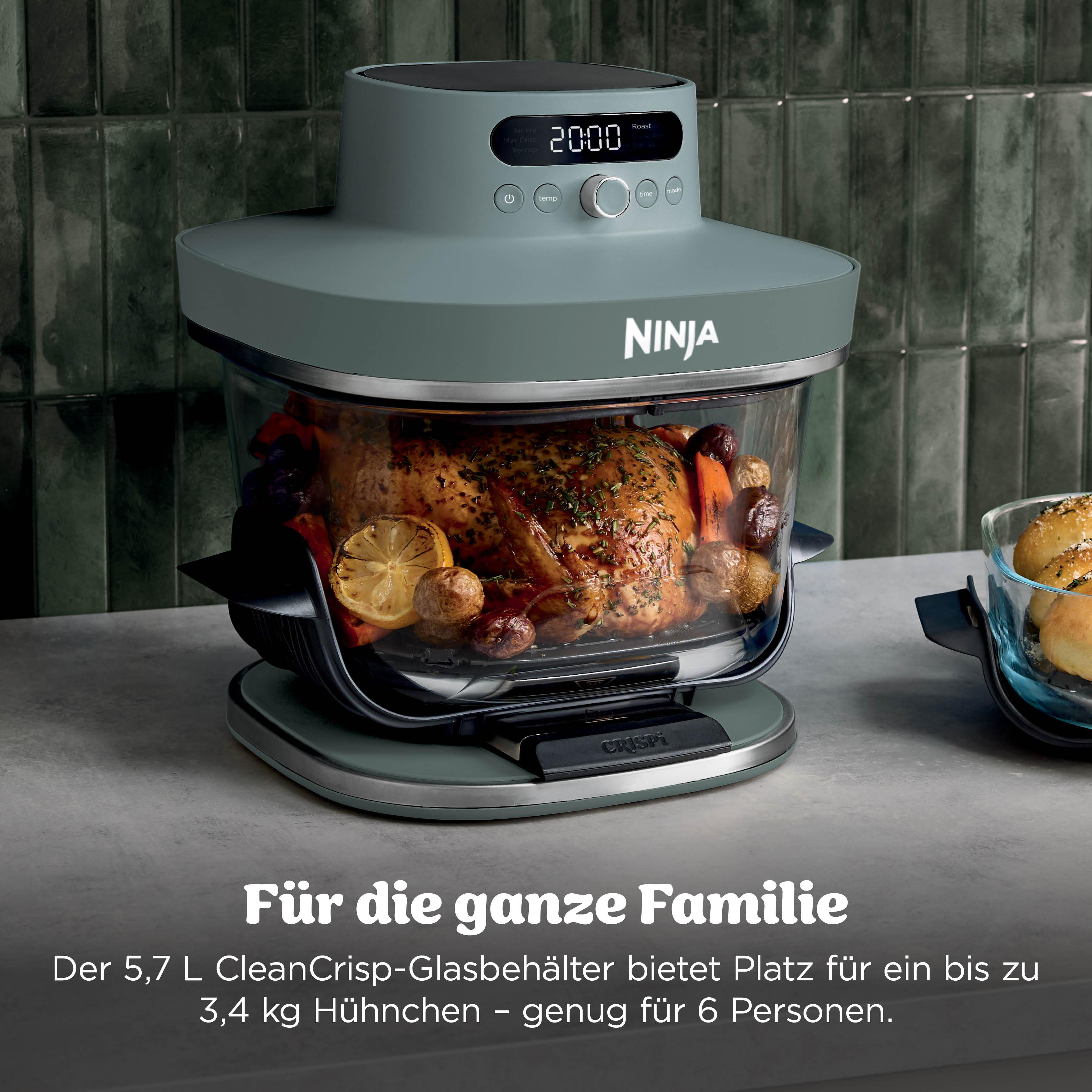 Ein gebratenes Huhn mit Gemüse in einem Ninja-Ofen. Auf dem Display steht 20:00.