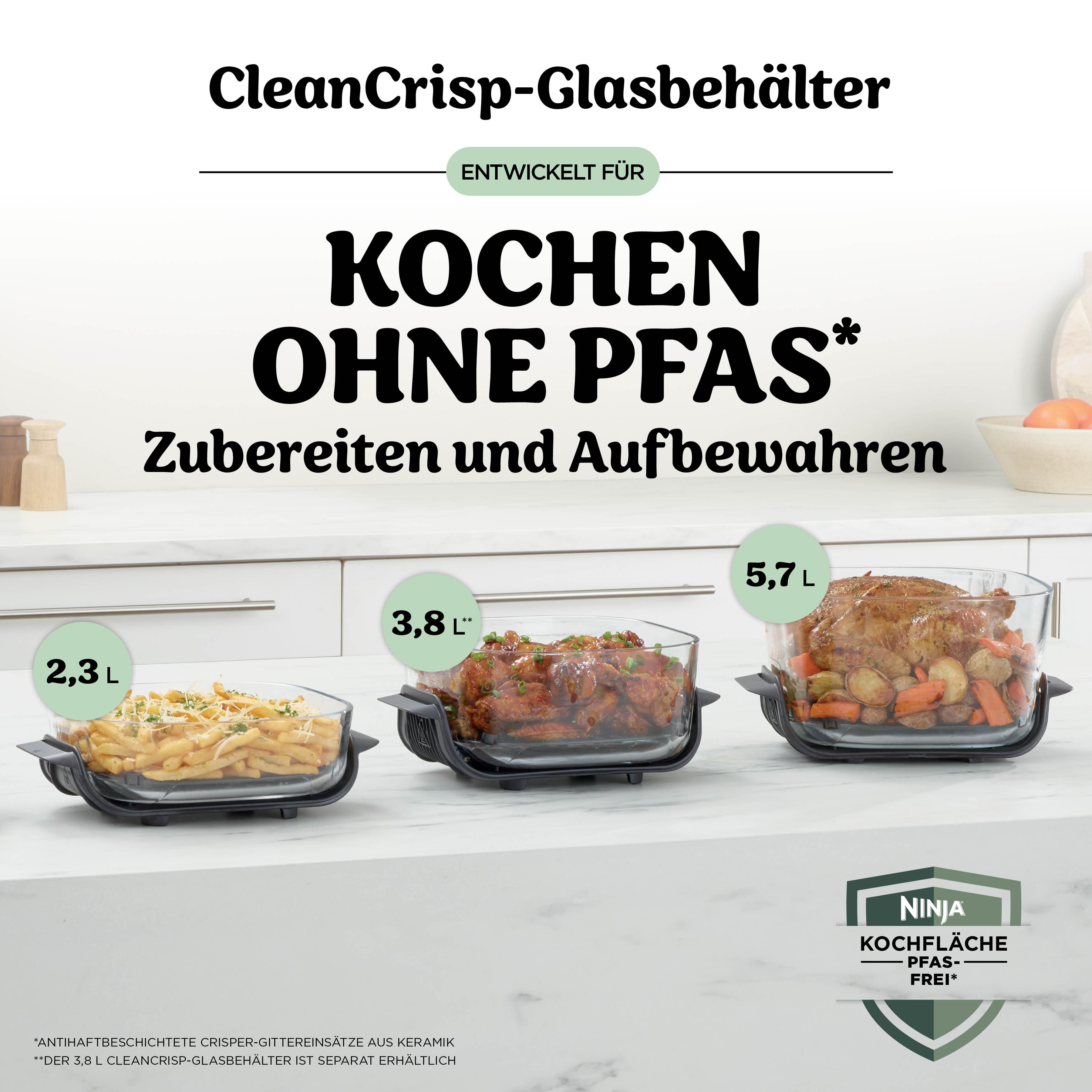 Drei Glasbehälter mit Essen: Pommes, Hähnchenflügel und ein Brathähnchen mit Gemüse.