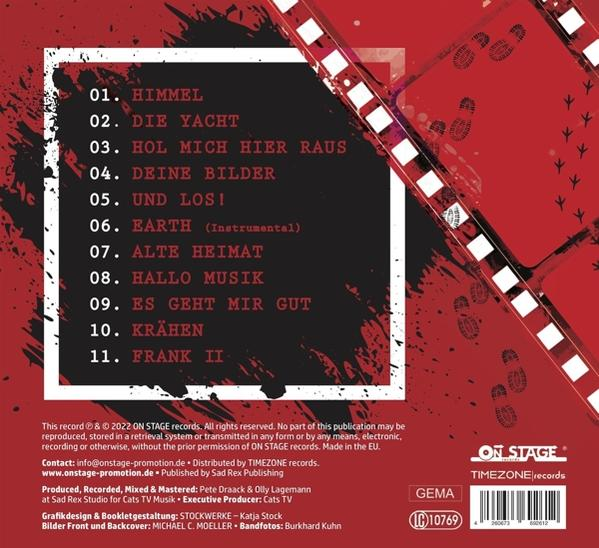 Rückseite eines Album-Covers mit schwarzer Schrift auf rotem Hintergrund und Filmstreifen-Elementen.