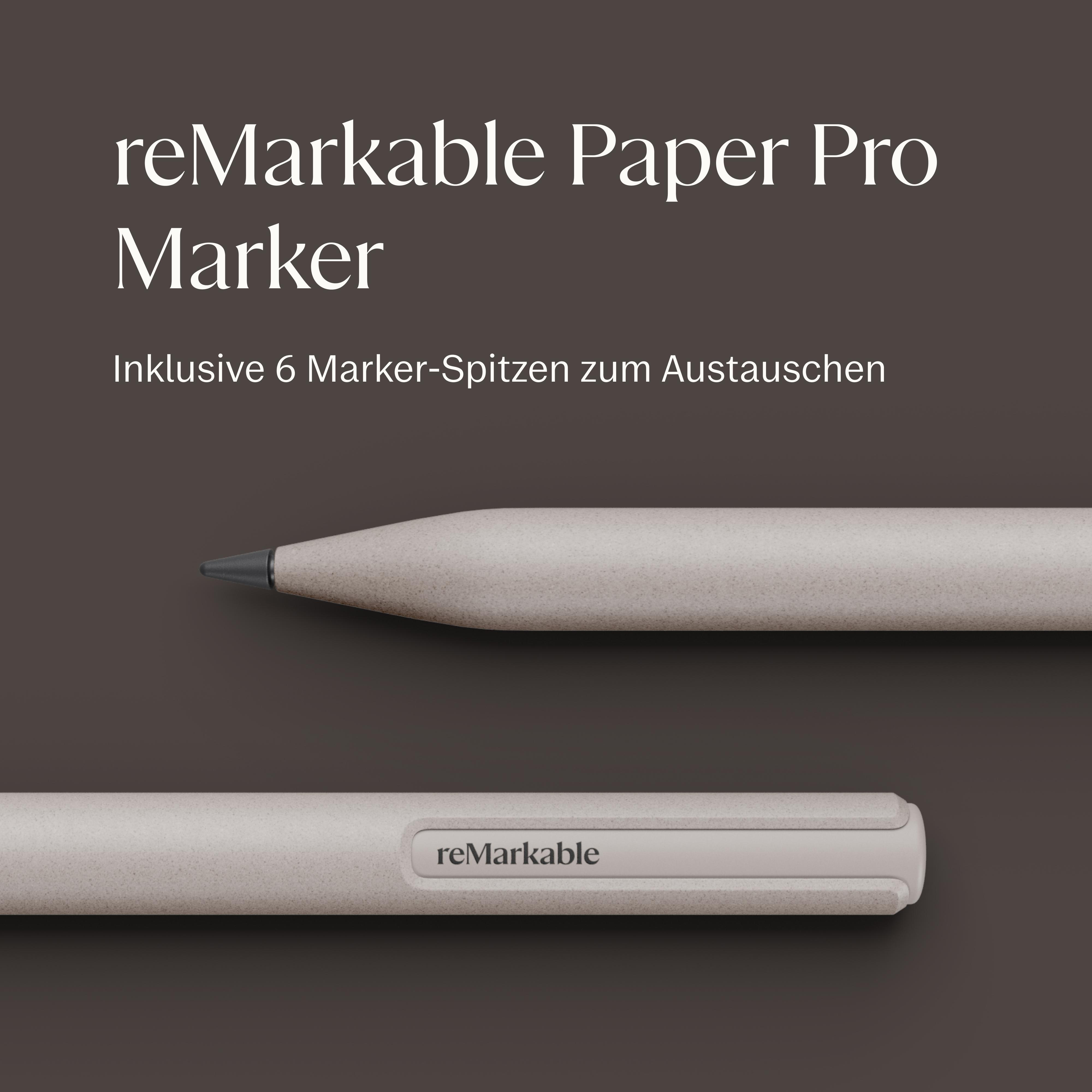 Ein heller Stift mit einer grauen Spitze, daneben eine Kappe mit dem Logo.