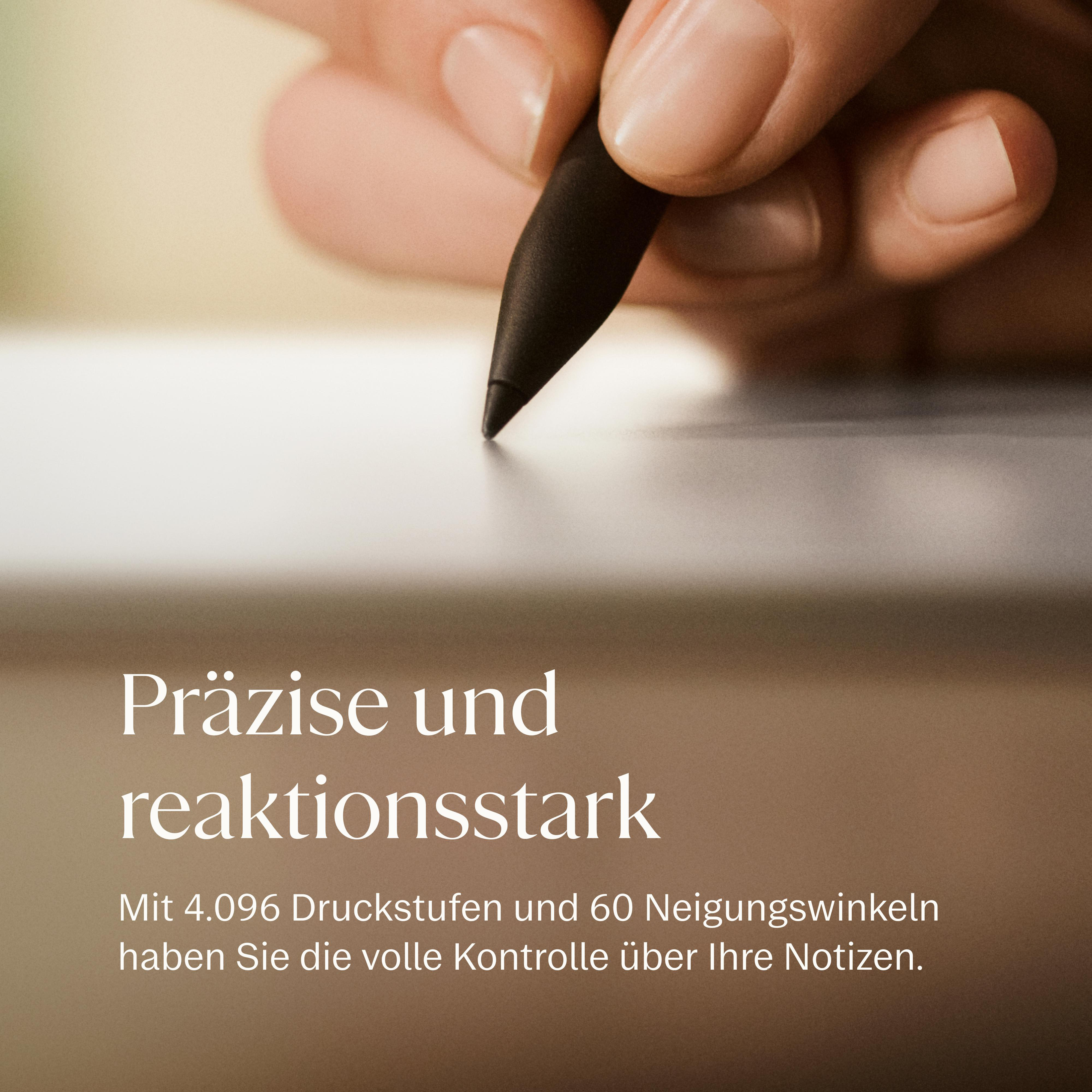 Hand hält schwarzen Stift auf heller Oberfläche, mit Text.