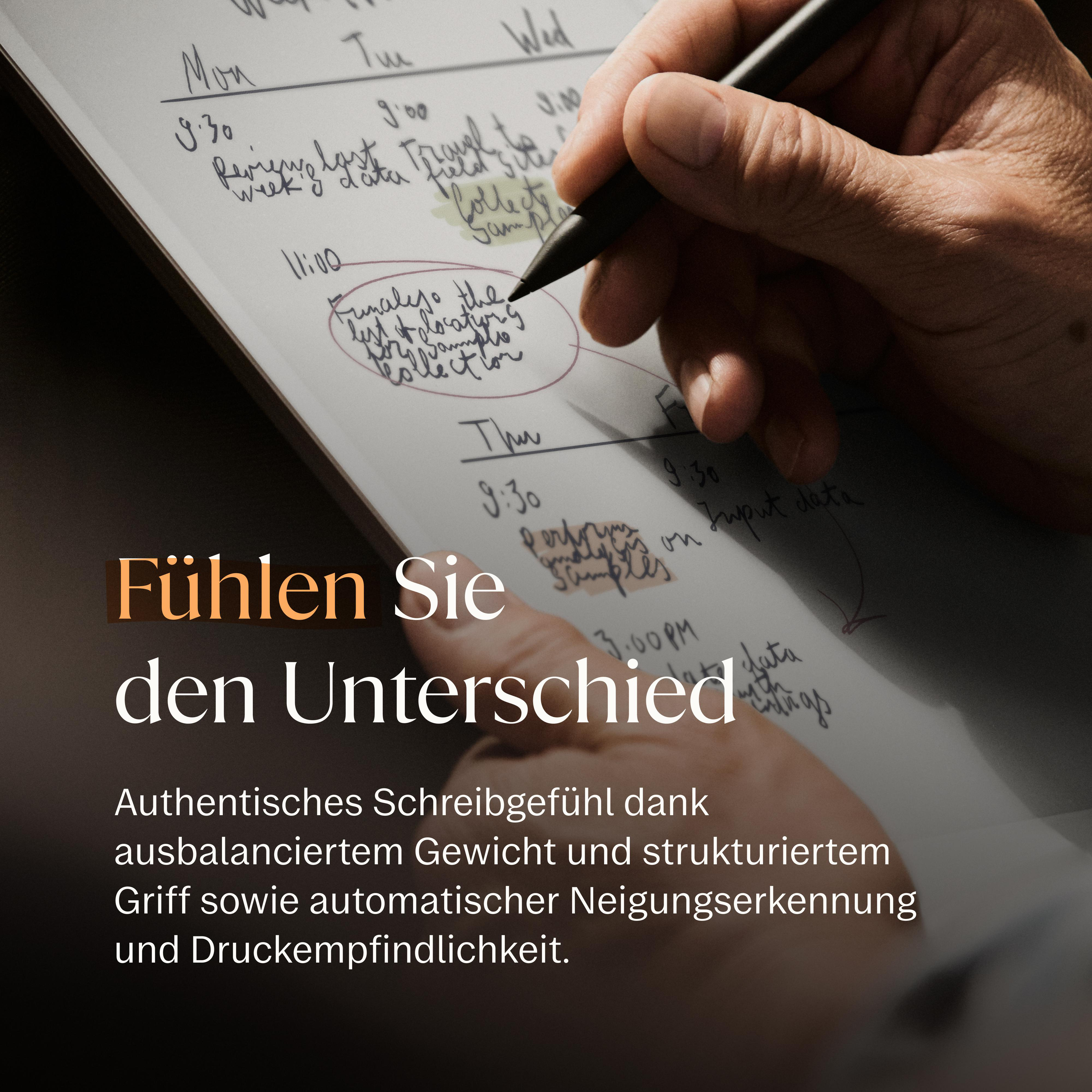 Hand schreibt auf Notizbuch. Text auf Deutsch.