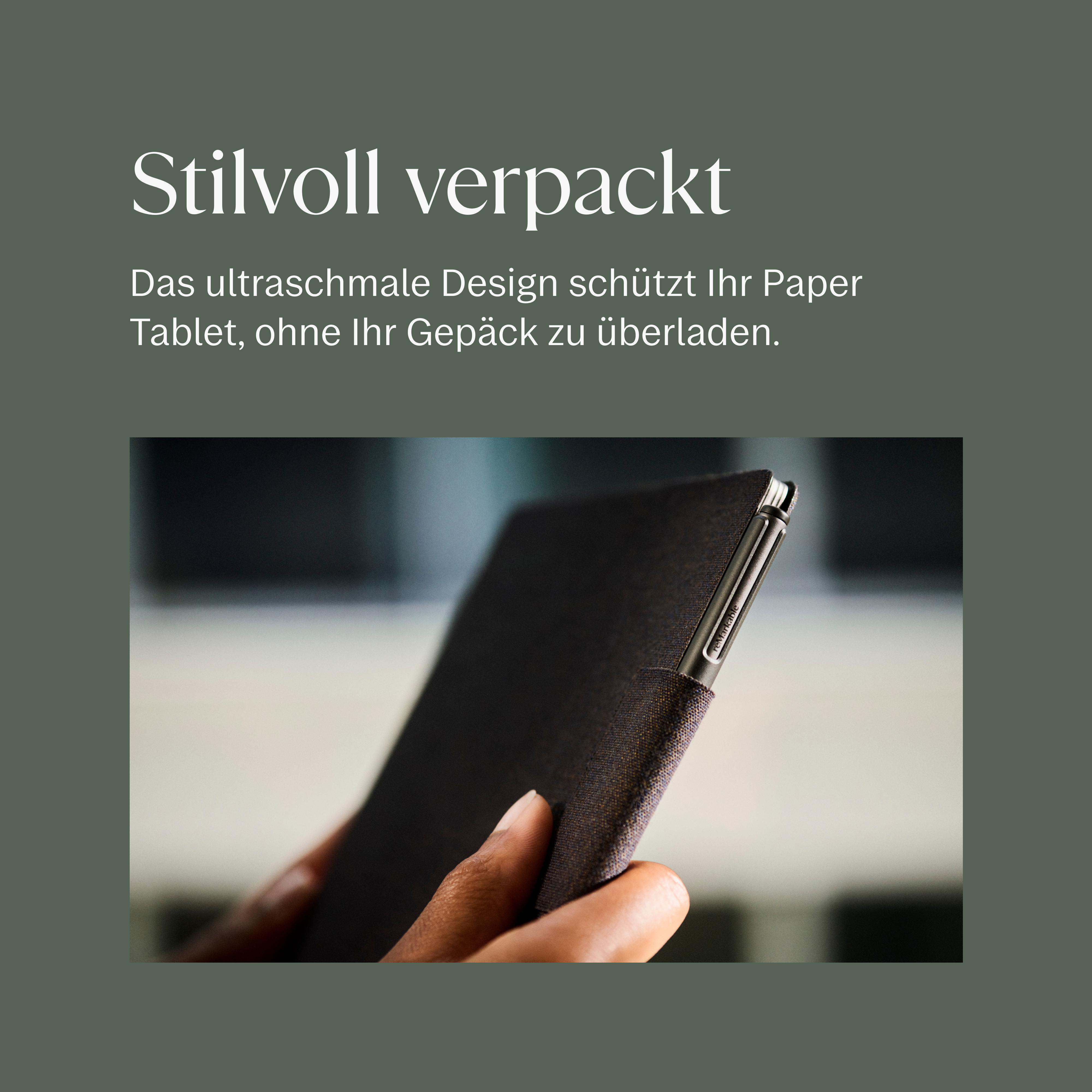 Person hält schwarzes Tablet mit Stoffhülle und Stift. Stilvoll verpackt.