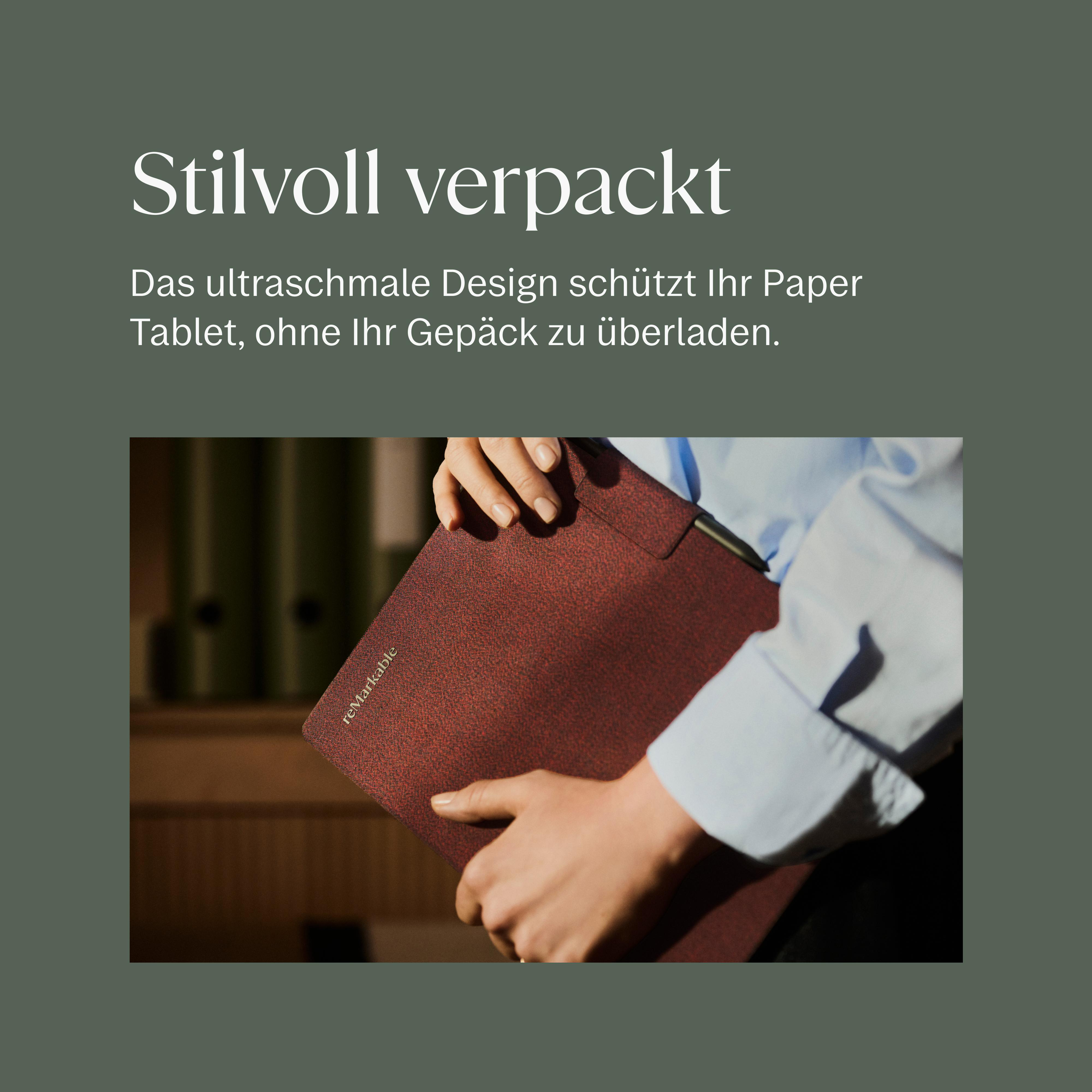 Person hält ein rotes Etui mit einem Tablet, das mit "reMarkable" beschriftet ist.