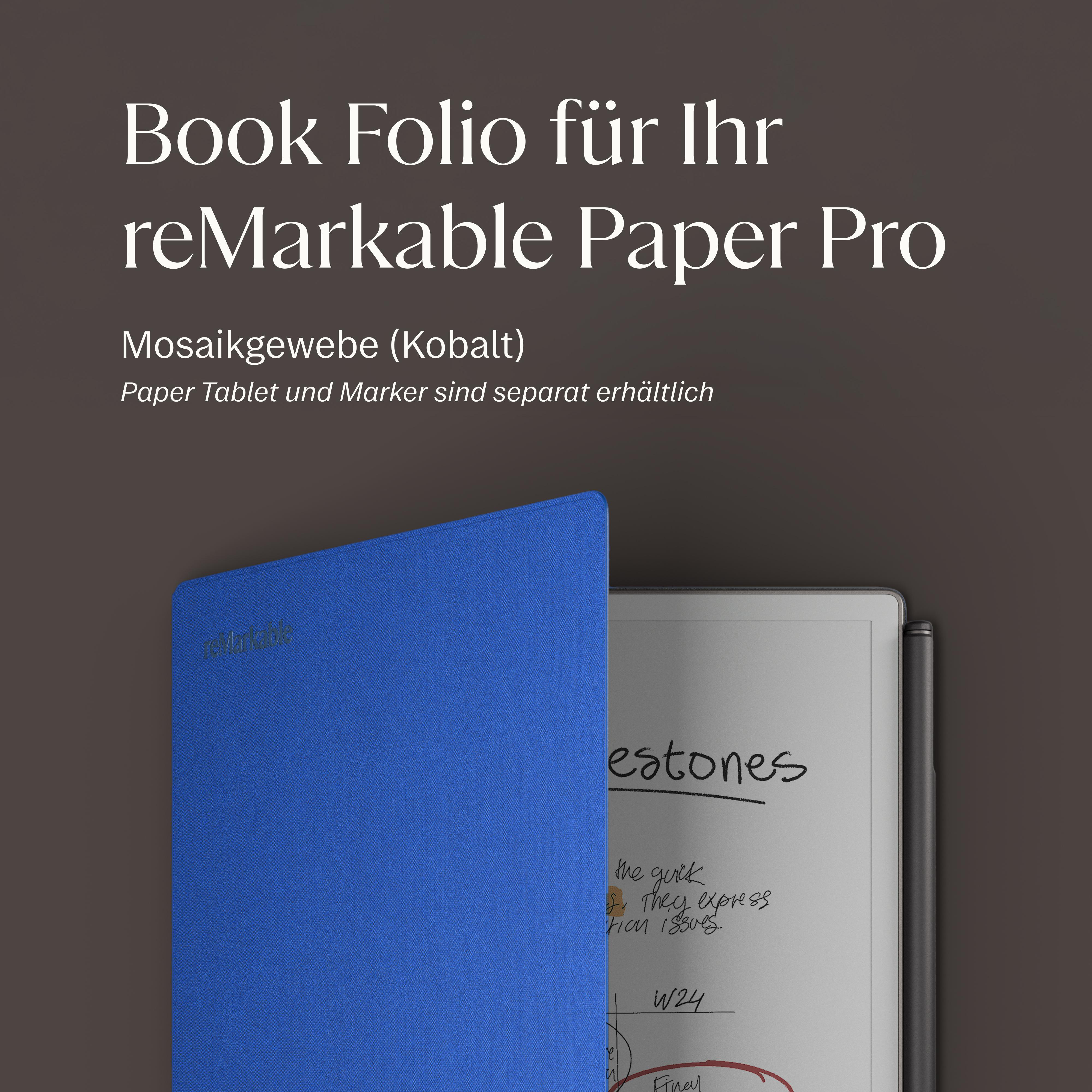 Blaues Buch Folio mit reMarkable Schriftzug und Tablet mit Notizen.