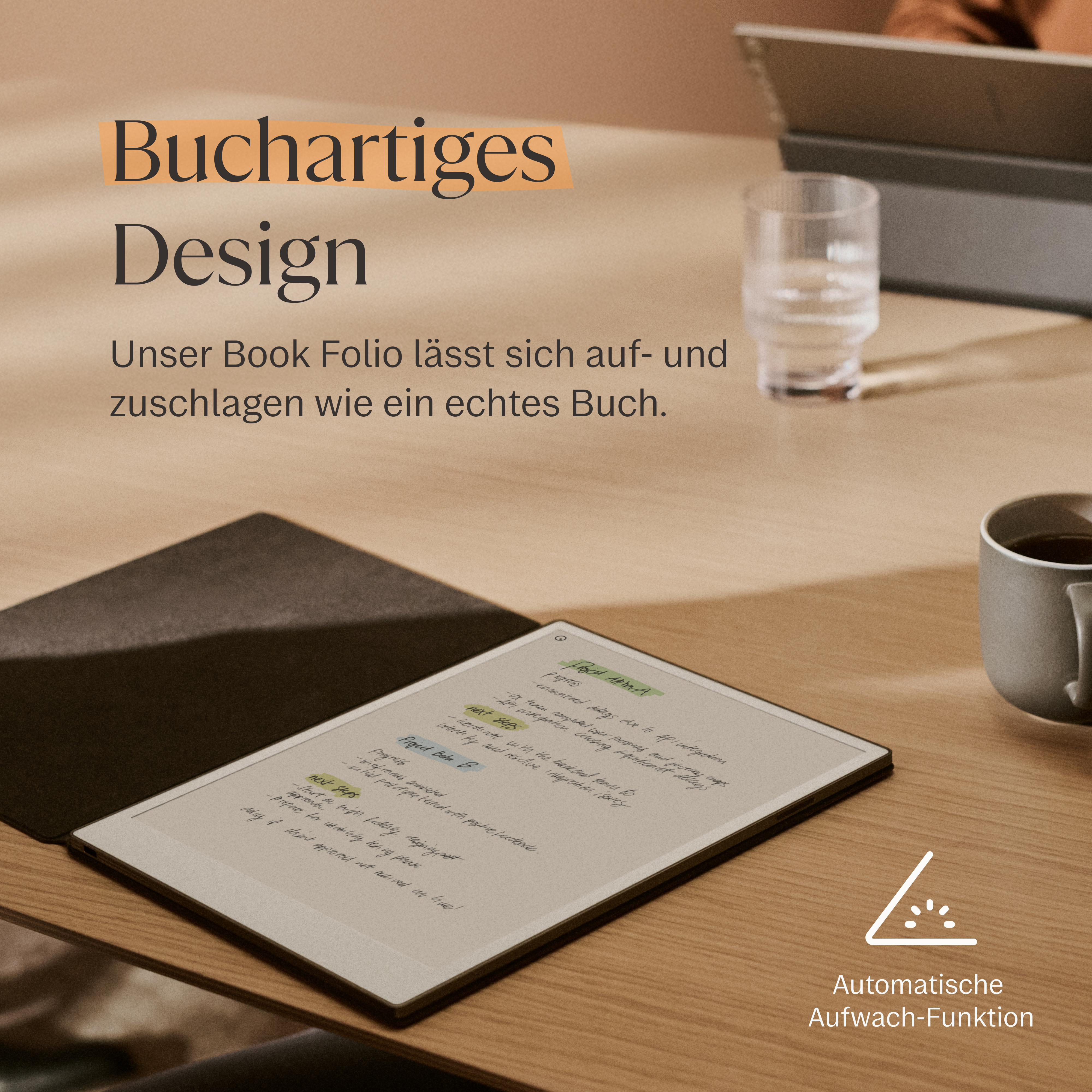 Ein E-Reader liegt auf einem Holztisch, neben einer Tasse Kaffee und einem Glas Wasser.