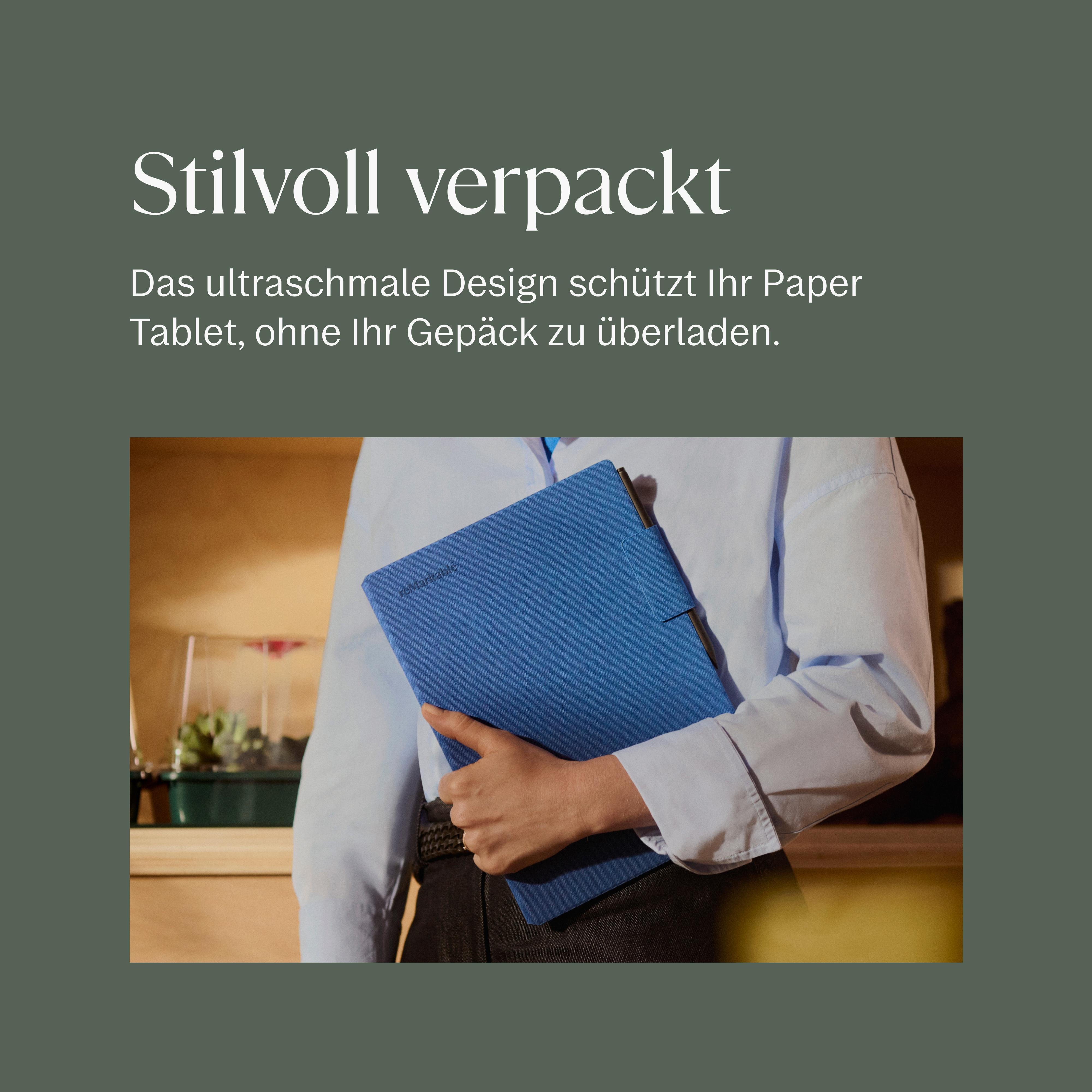 Eine Person hält eine blaue Hülle für ein Tablet mit einem Stift.