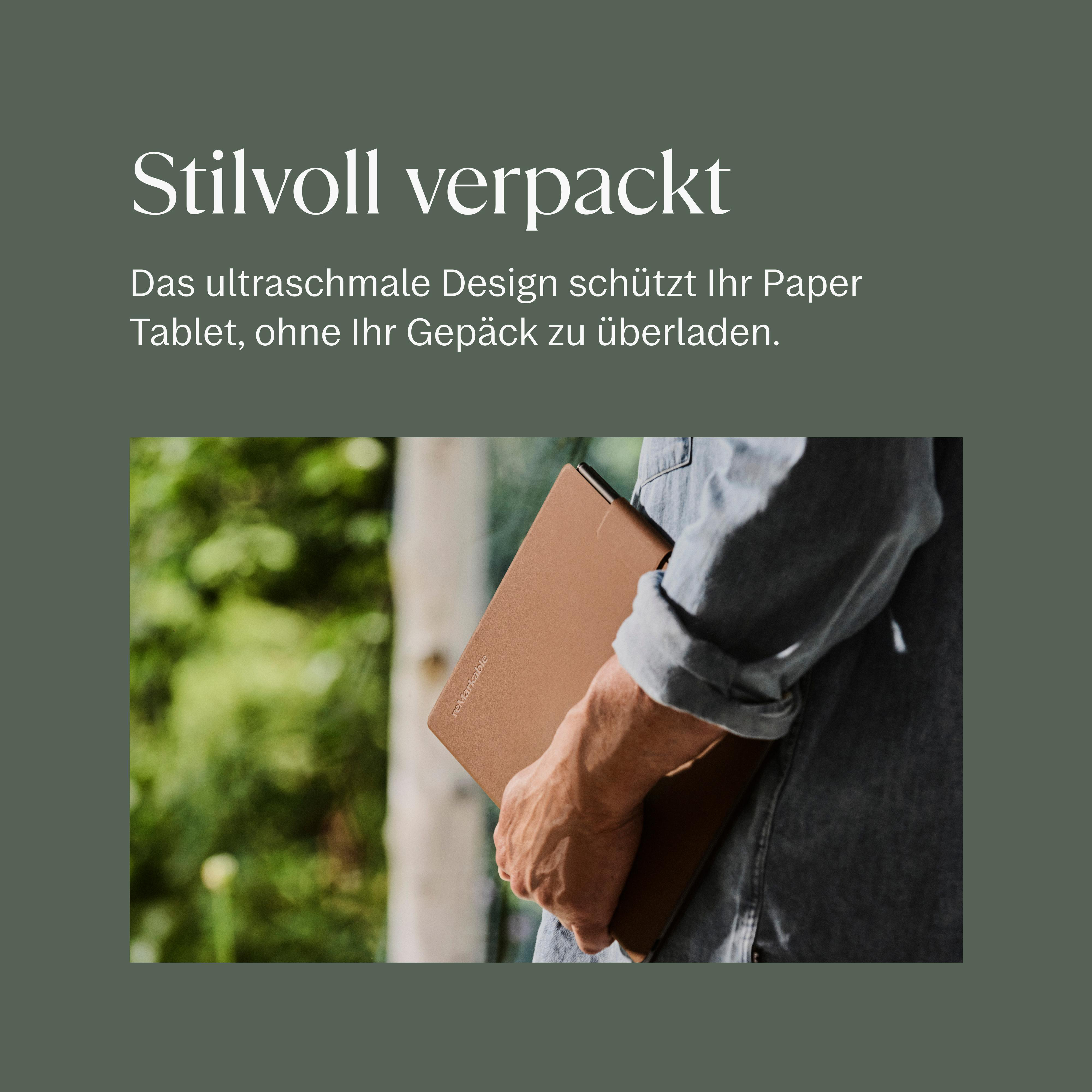 Eine Person hält ein braunes Etui mit einem Tablet in der Hand, im Freien.