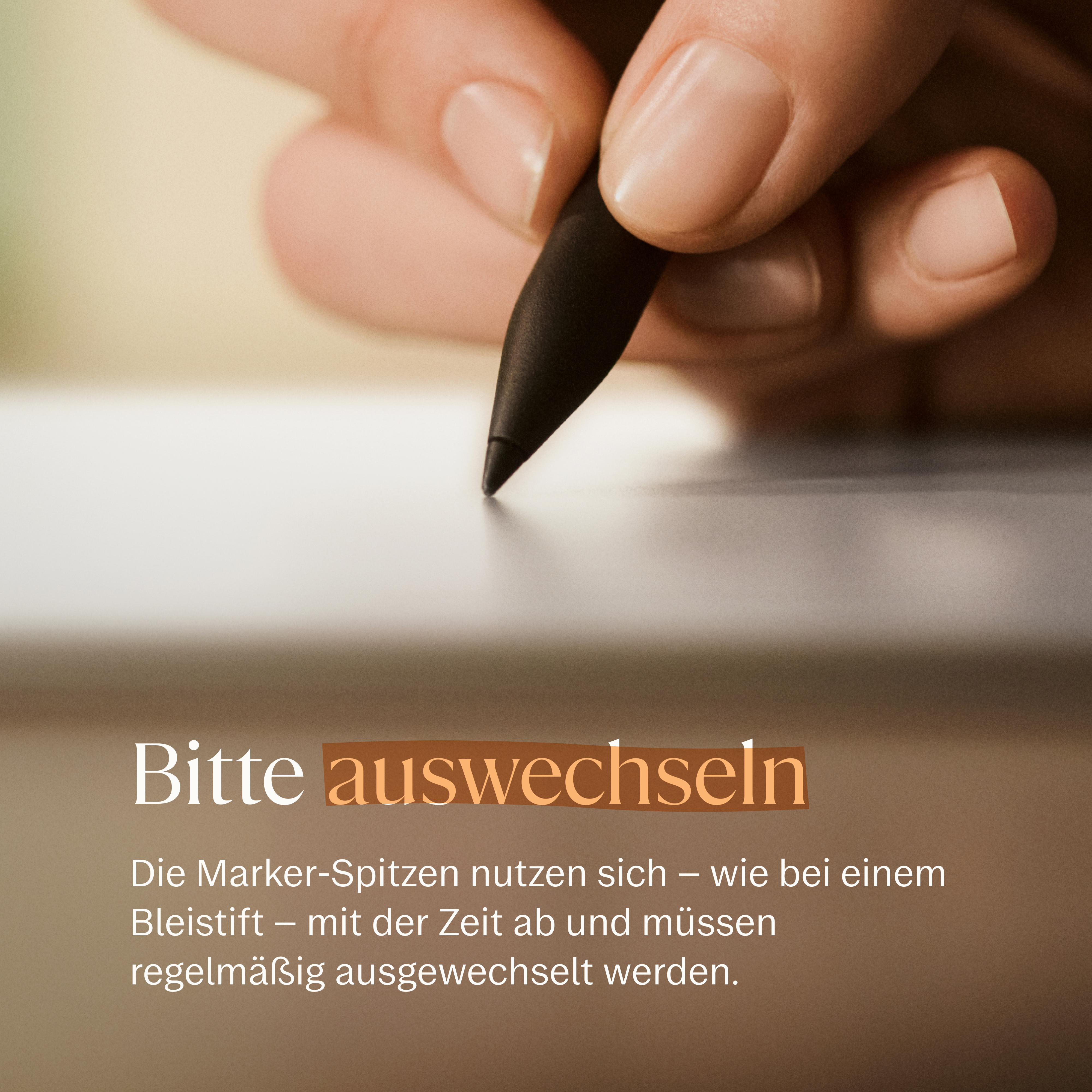 Nahaufnahme einer Hand, die einen Stift hält, mit Text.