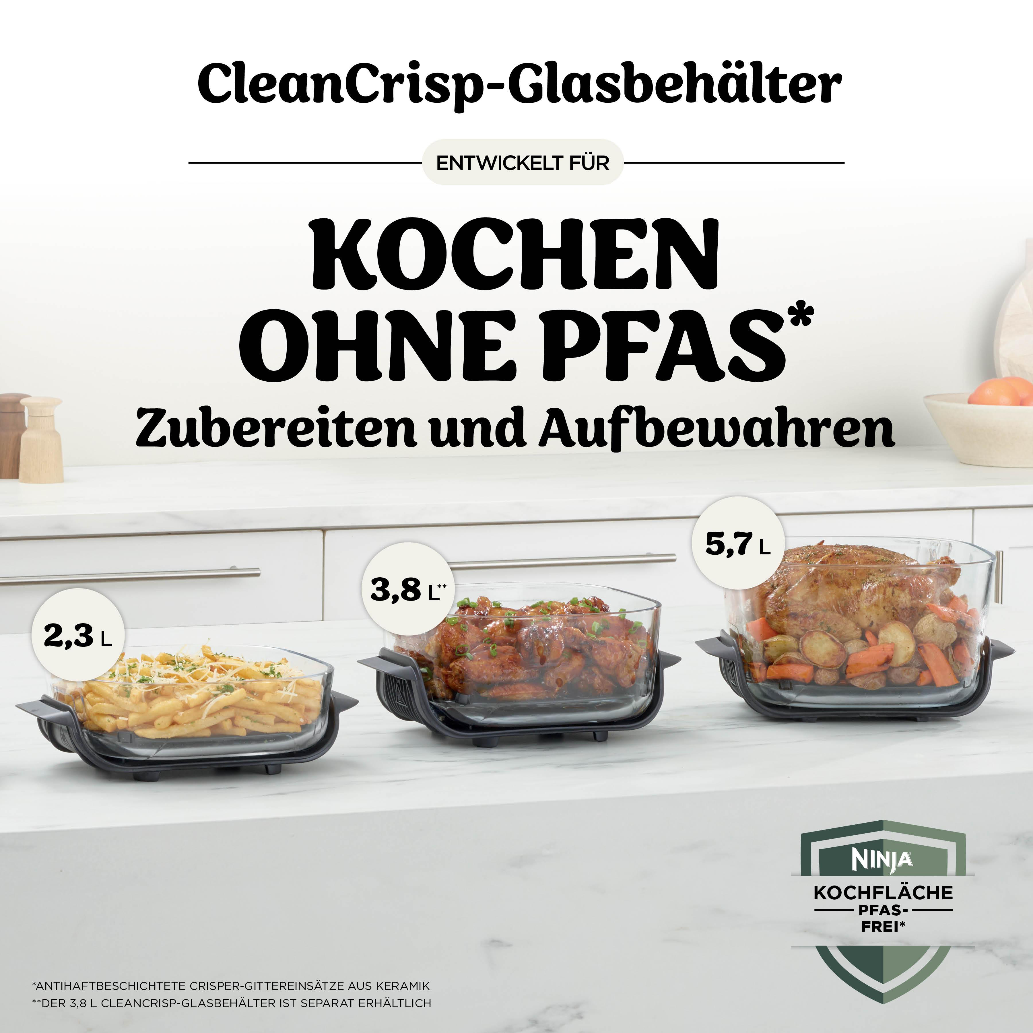 Drei Glasbehälter mit Essen: Pommes, Hähnchenflügel und ein Brathähnchen mit Gemüse.