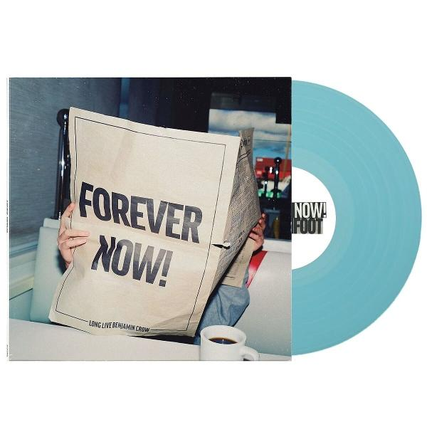 Blaue Schallplatte neben Zeitung mit "FOREVER NOW!"-Schriftzug.