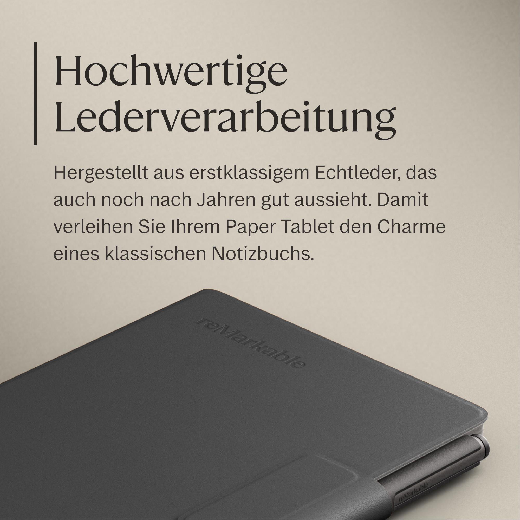 Ein schwarzes reMarkable Tablet mit Lederhülle, auf einem beigen Hintergrund.