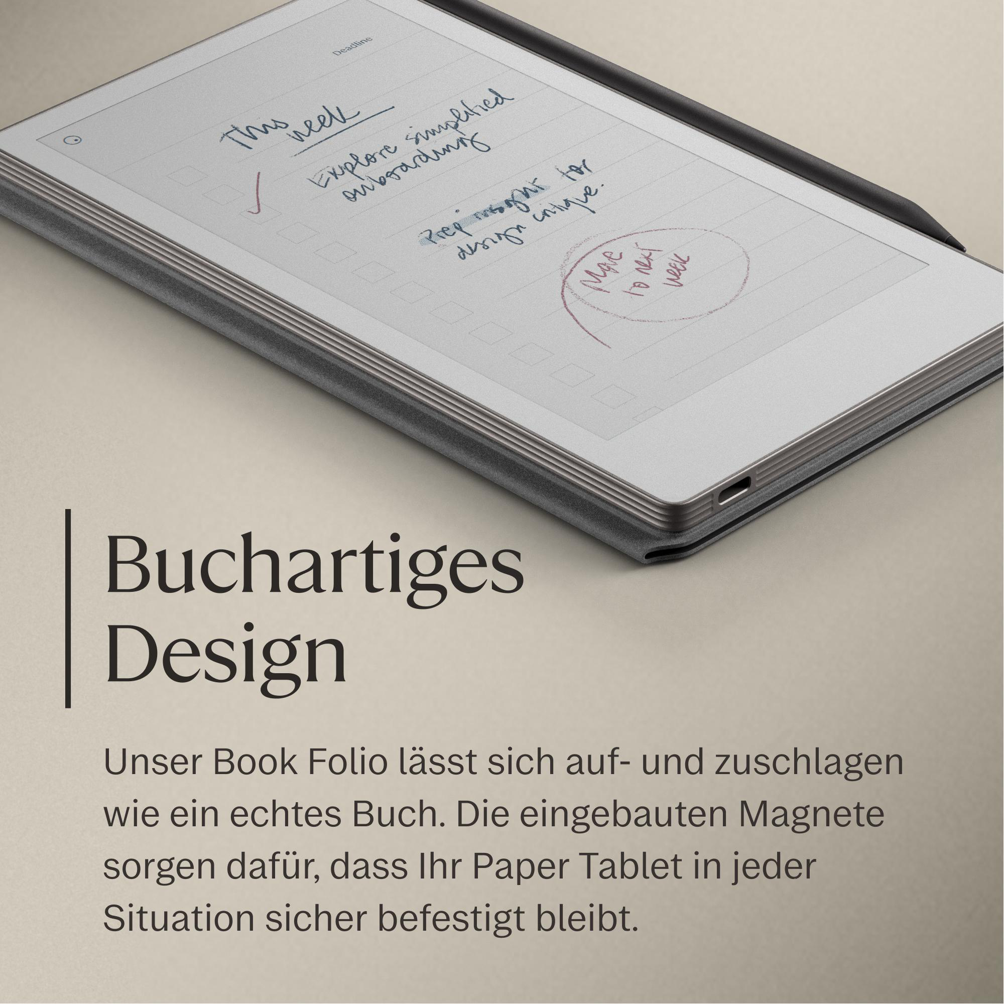 Ein Tablet mit Notizen und einem Stift liegt auf einer Unterlage.