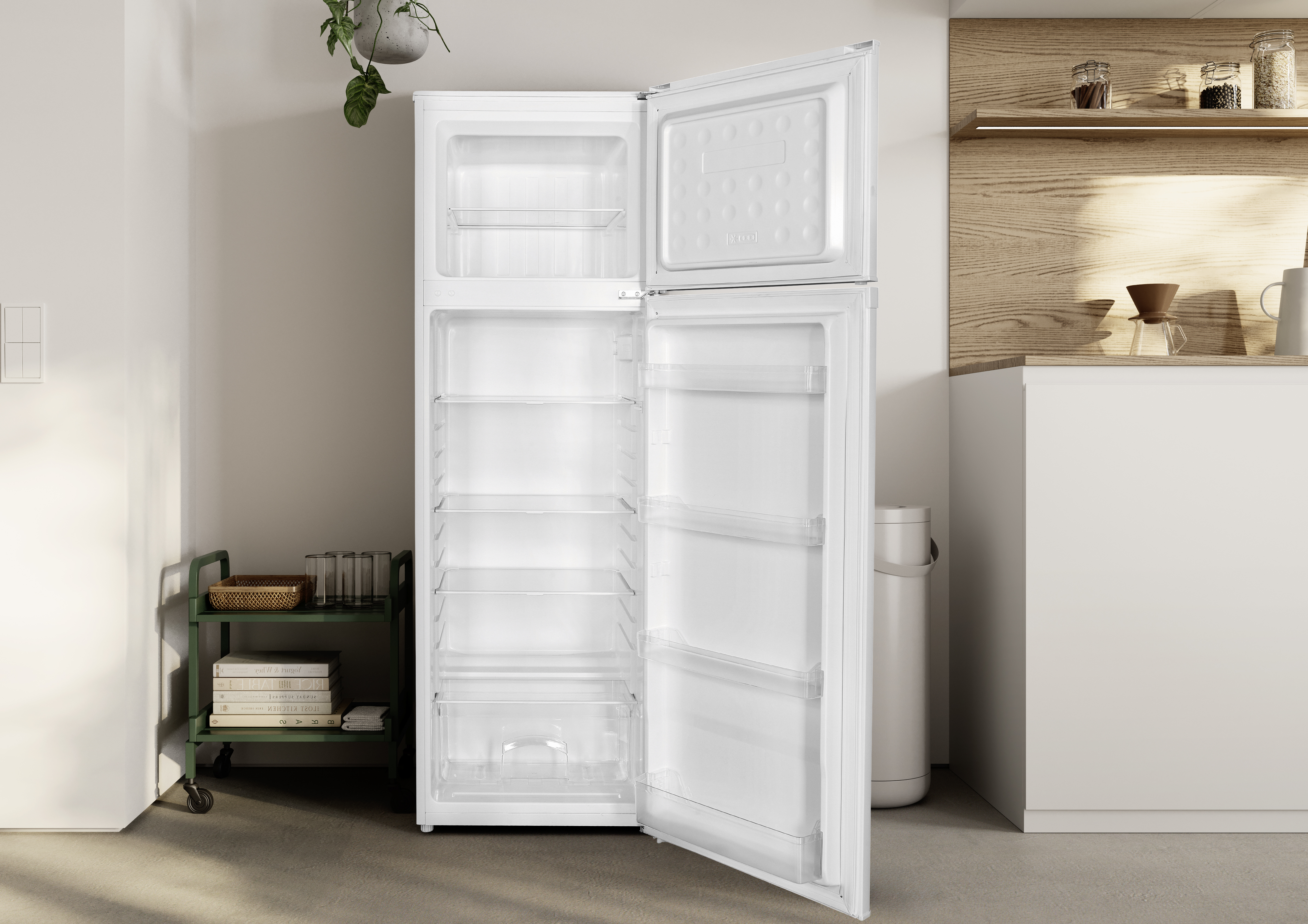 Un refrigerador blanco con la puerta abierta, mostrando estantes y cajones.