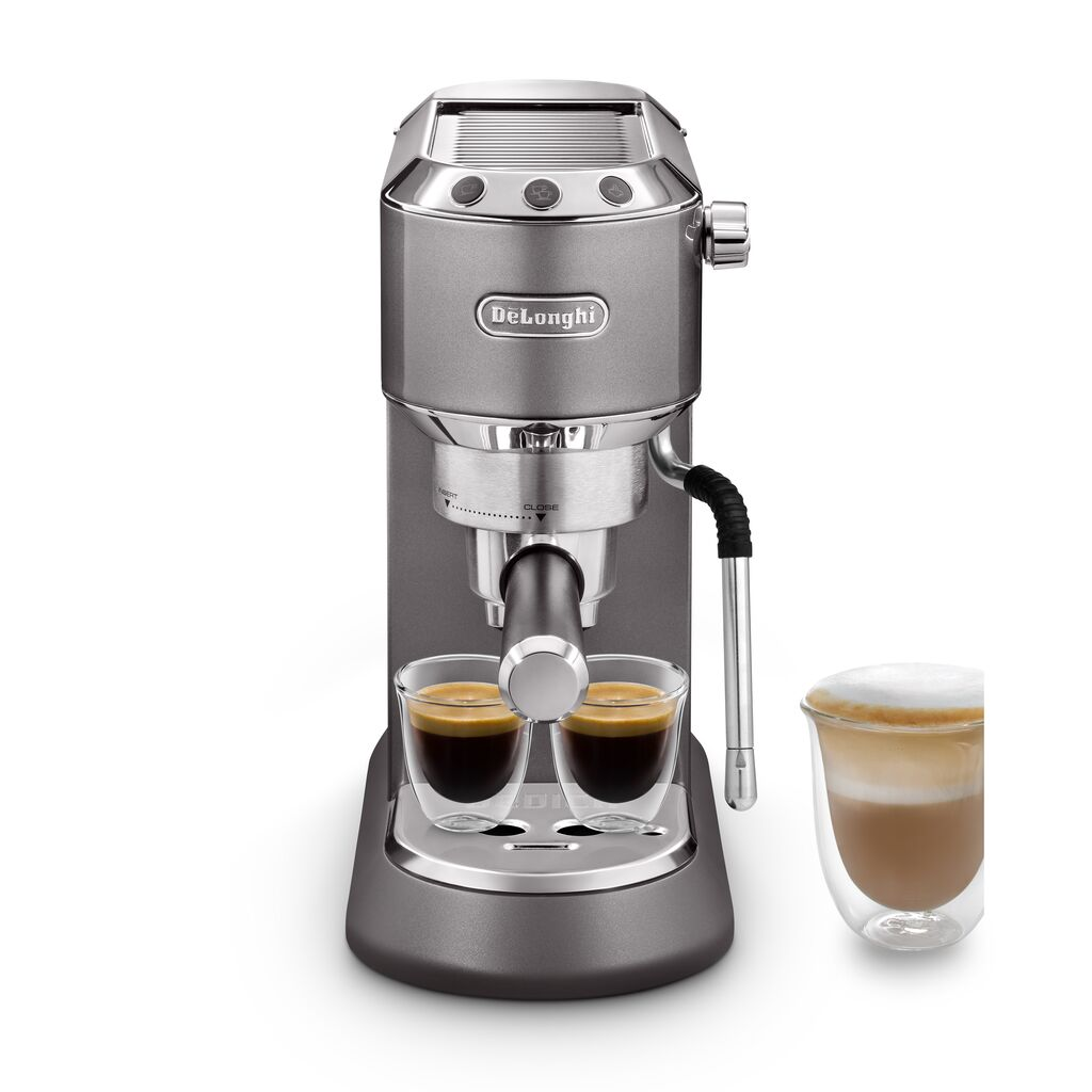 İki espresso ve bir latte sunan gri DeLonghi espresso makinesi.