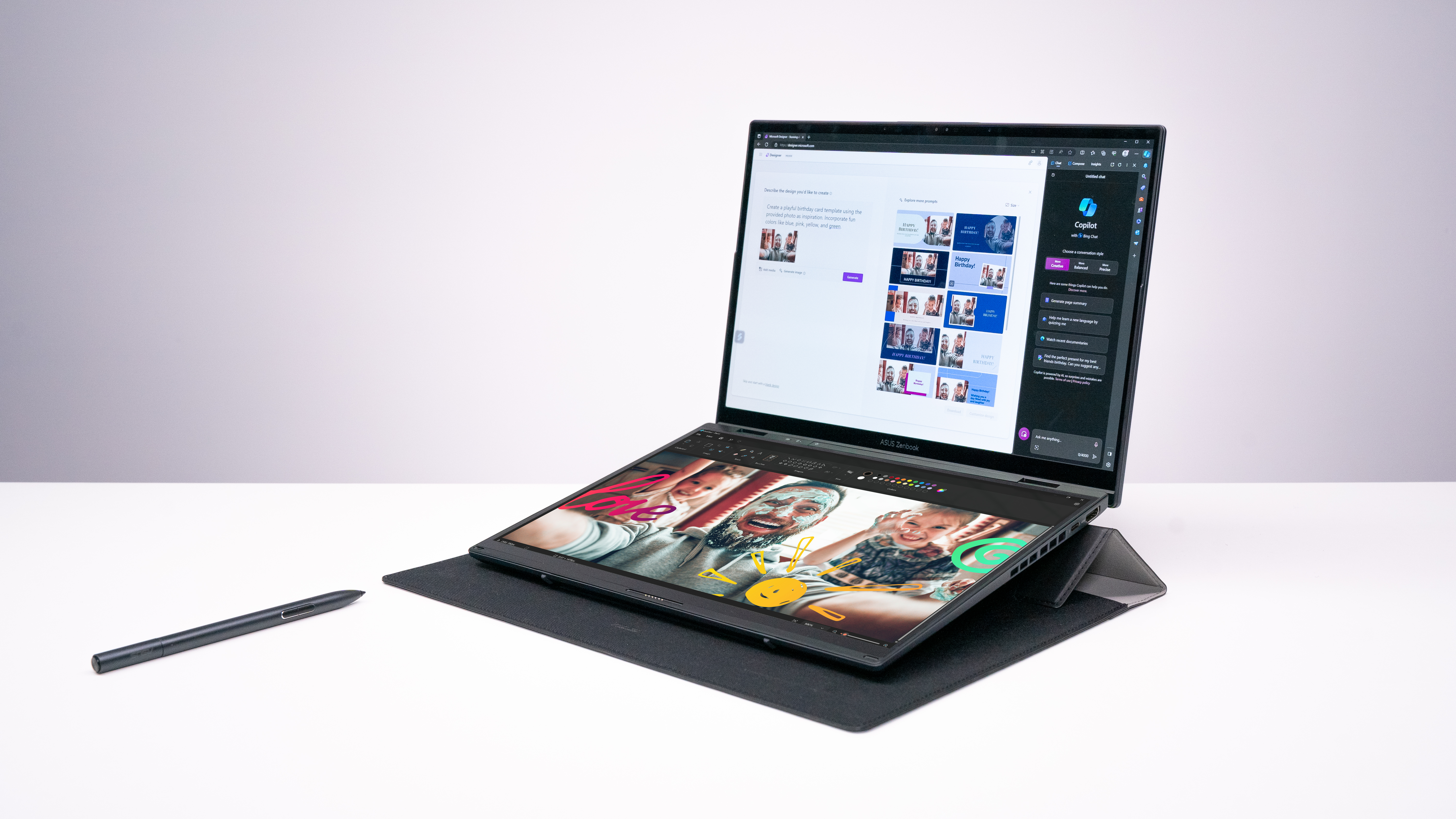 Ein ASUS Zenbook Laptop mit zwei Bildschirmen, Stift und einer Bildbearbeitungssoftware.