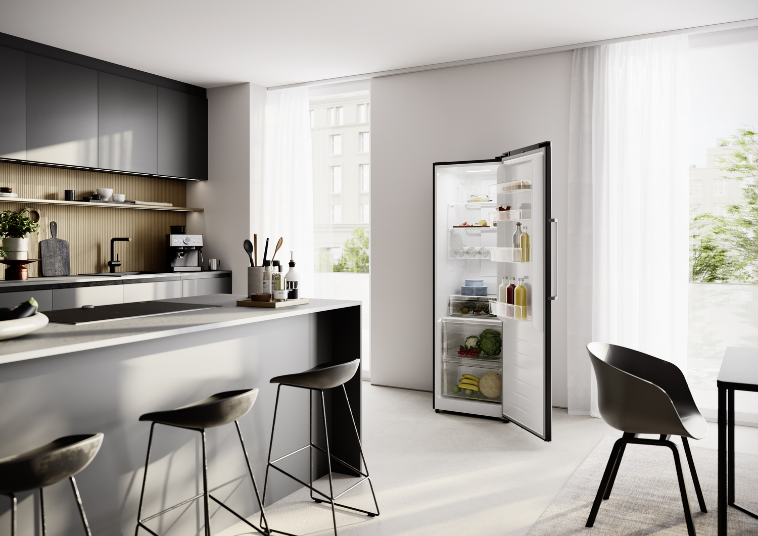 Cocina moderna con nevera abierta, barra y taburetes.