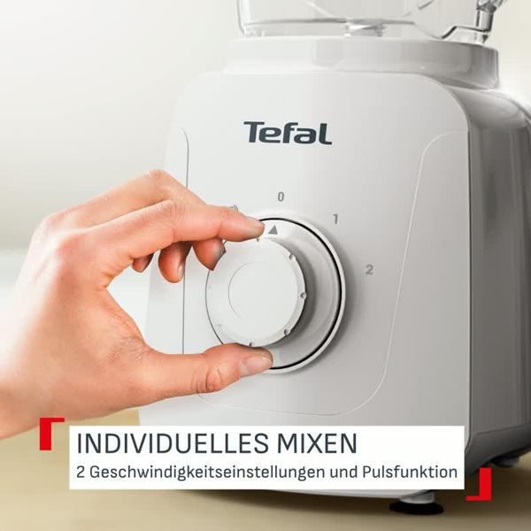 Eine Hand dreht einen Knopf an einem weißen Tefal Mixer mit Geschwindigkeitsstufen.