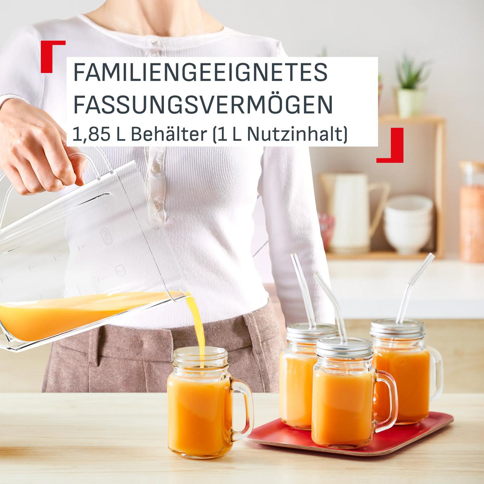 Ein Krug wird in Gläser mit orangefarbenem Saft gegossen. Familiengeeignet.
