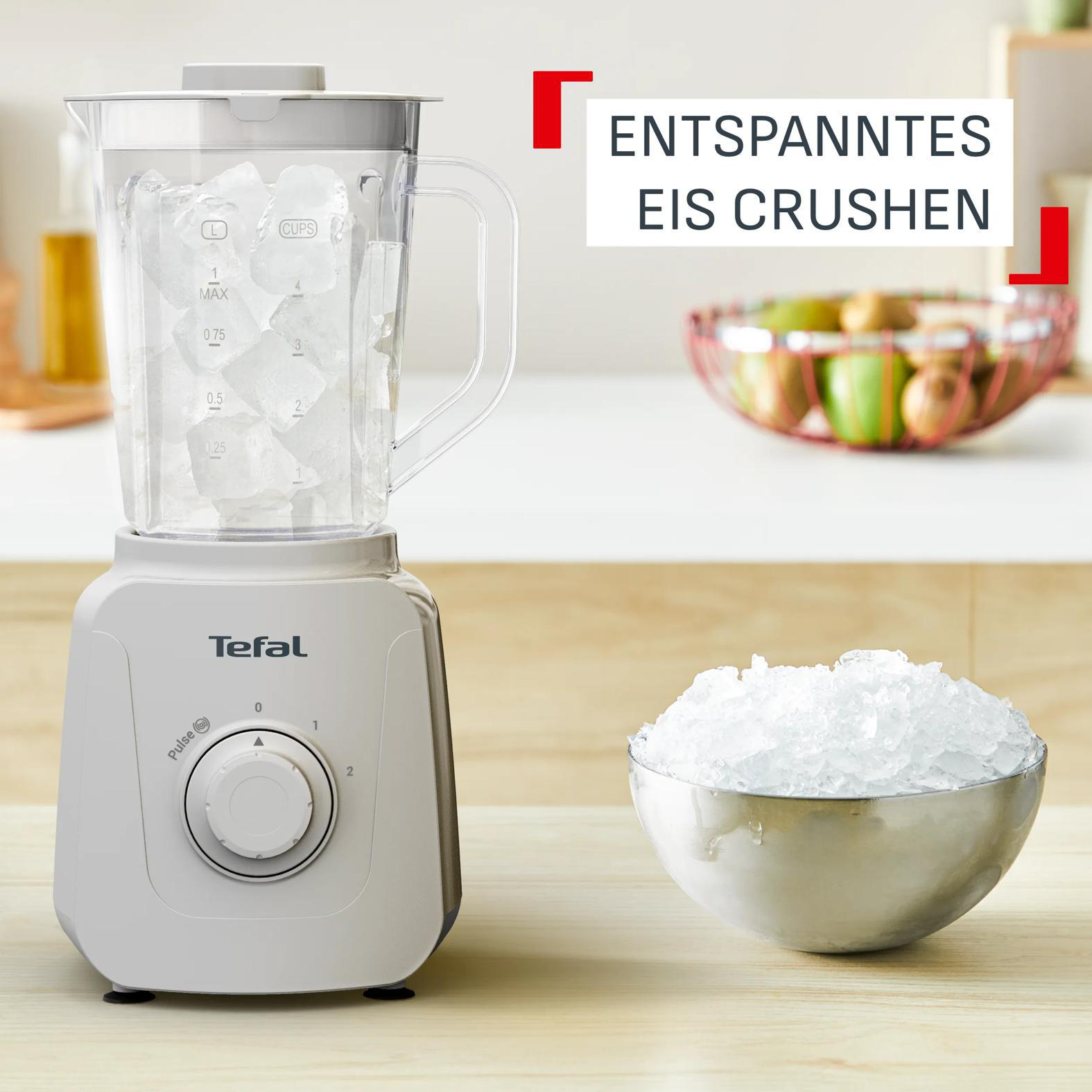 Ein Tefal Mixerbehälter gefüllt mit Eiswürfeln neben einer Schale Eis.
