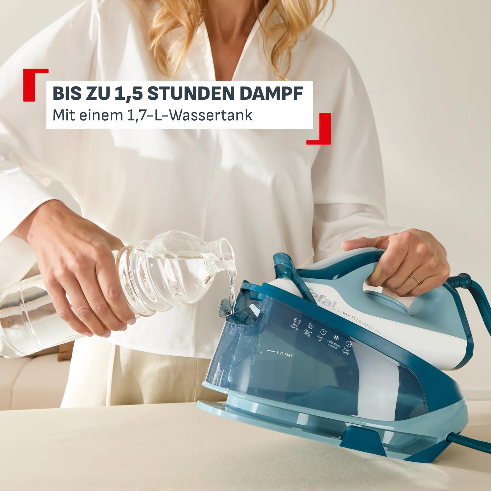 Eine Person füllt Wasser aus einer Flasche in einen Bügeleisen-Wassertank.