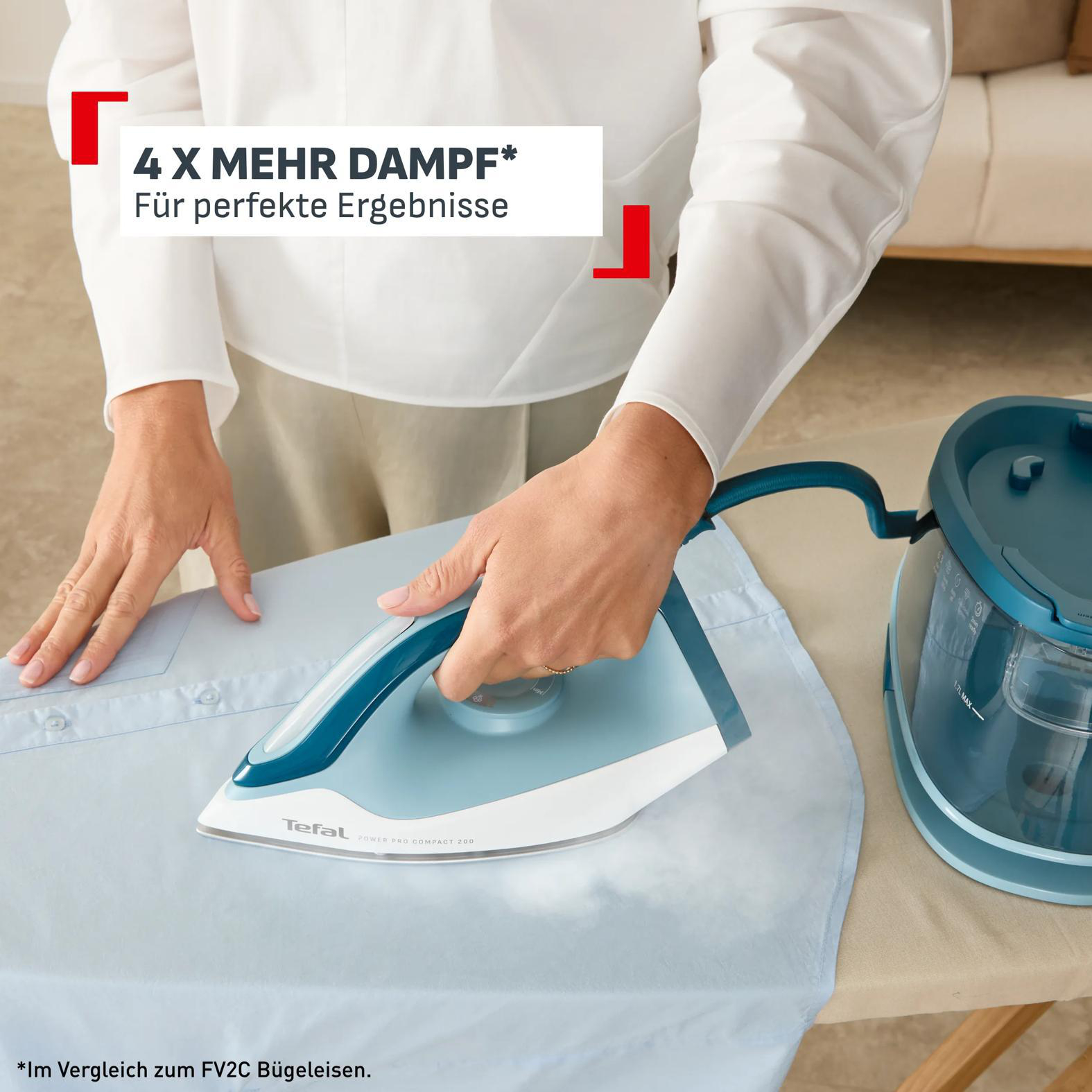 Eine Person bügelt ein hellblaues Hemd mit einem blauen Dampfbügeleisen auf einem Bügelbrett.