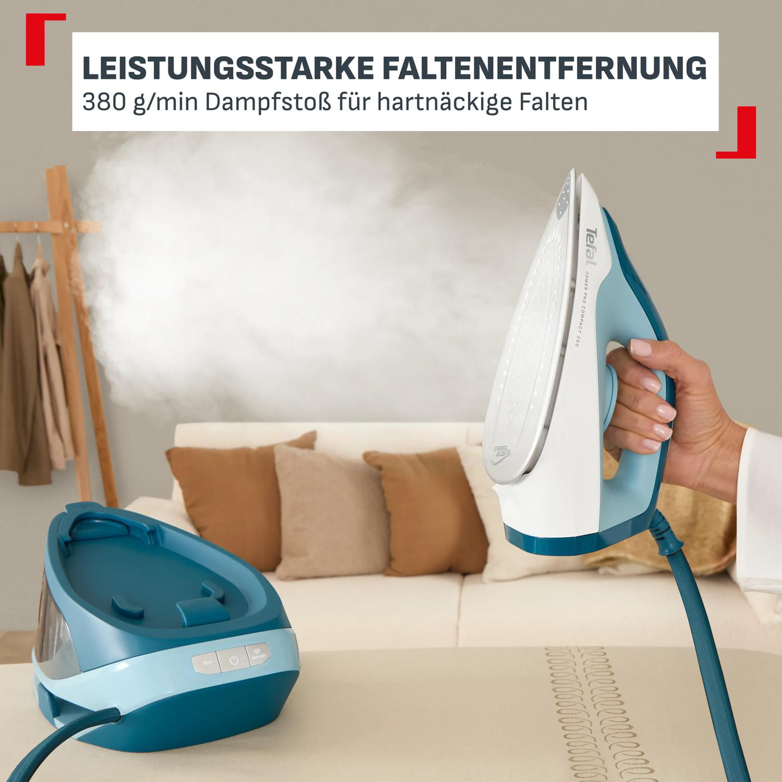 Dampfbügeleisen-Set mit Basisstation und Bügeleisen, das Dampf abgibt.