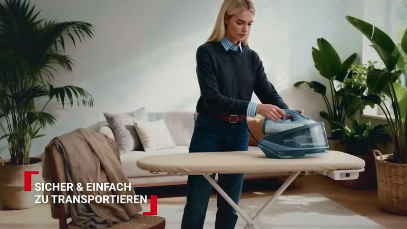 Eine Frau bügelt auf einem Bügelbrett in einem Wohnzimmer mit Pflanzen.