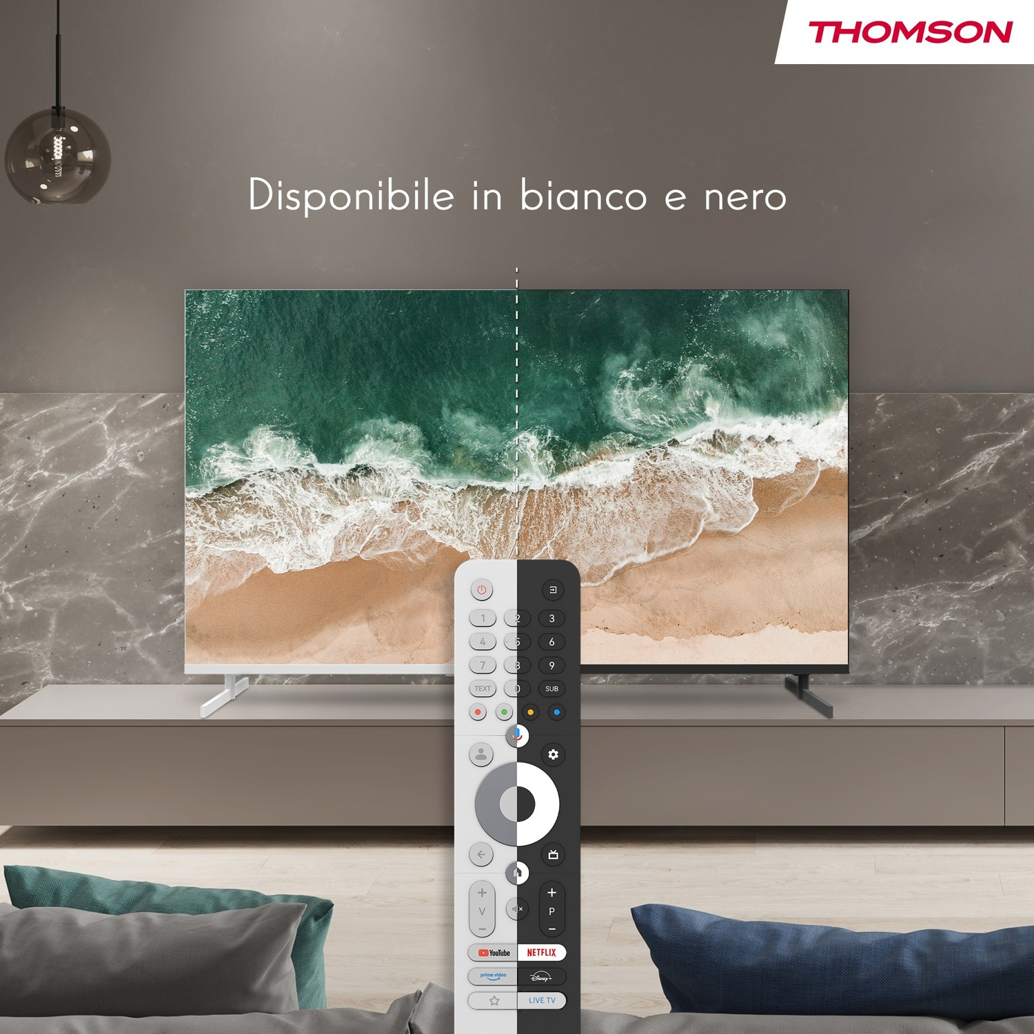 Un telecomando Thomson riposa davanti a una TV con scena di spiaggia.