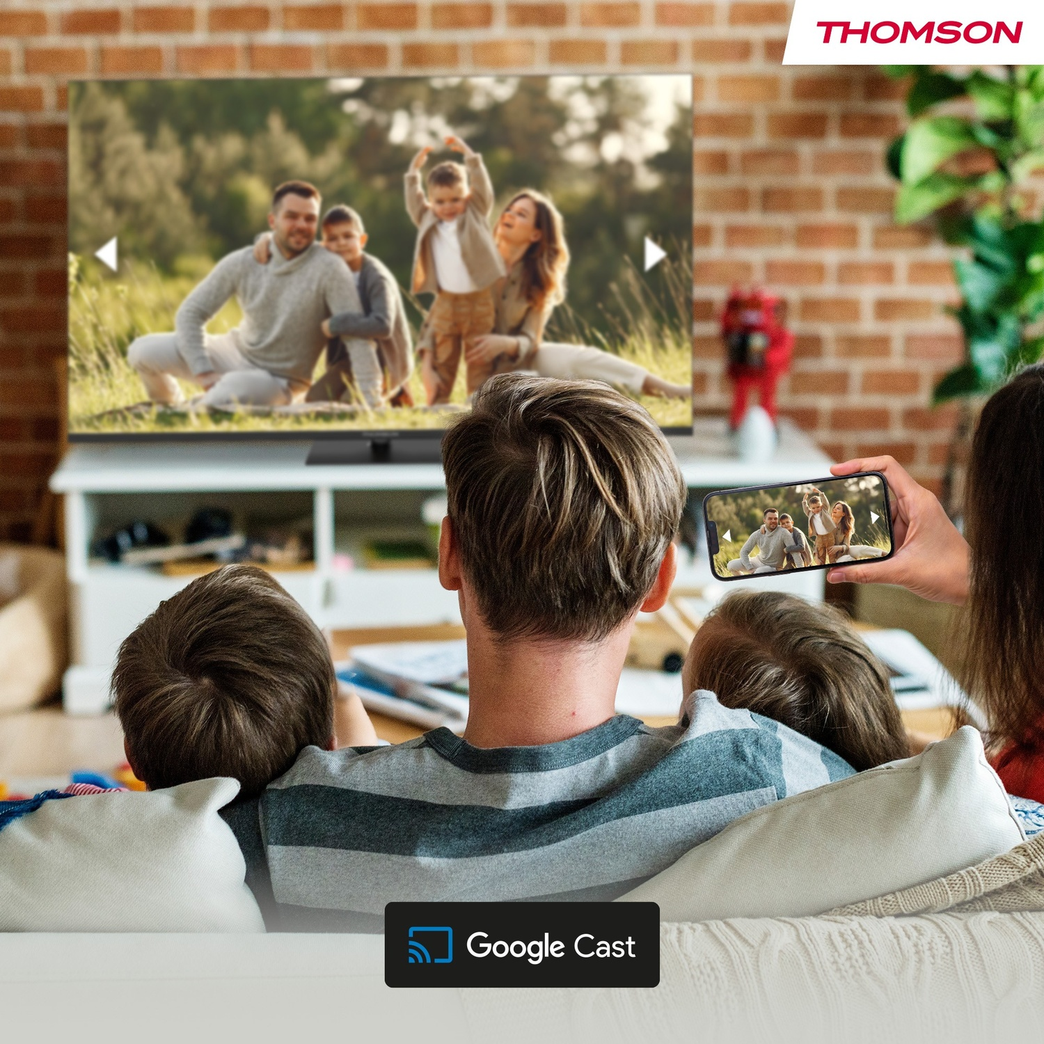 Famiglia guarda TV, telefono mostra stessa famiglia. Logo Google Cast.