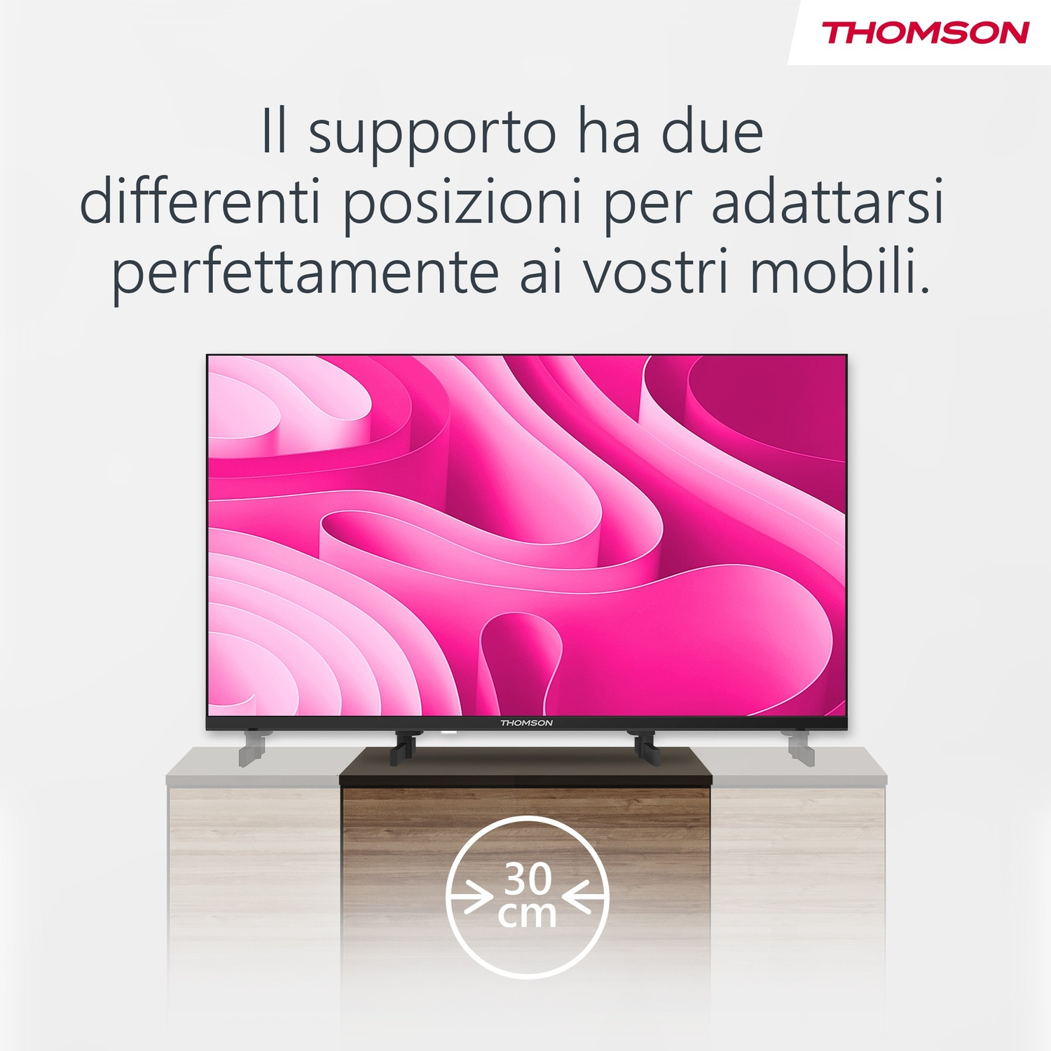 Un TV Thomson poggia su un mobile con uno sfondo astratto rosa.
