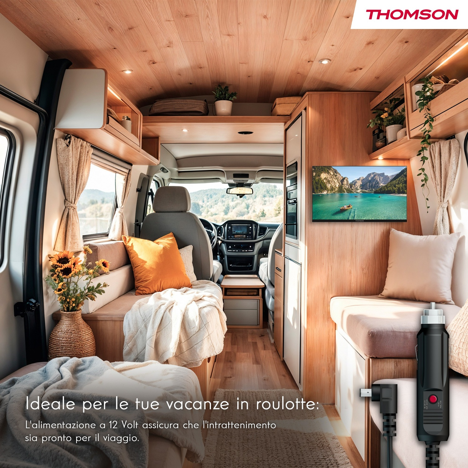 Interno di un camper con seduta, TV, pareti in legno e adattatore 12V.