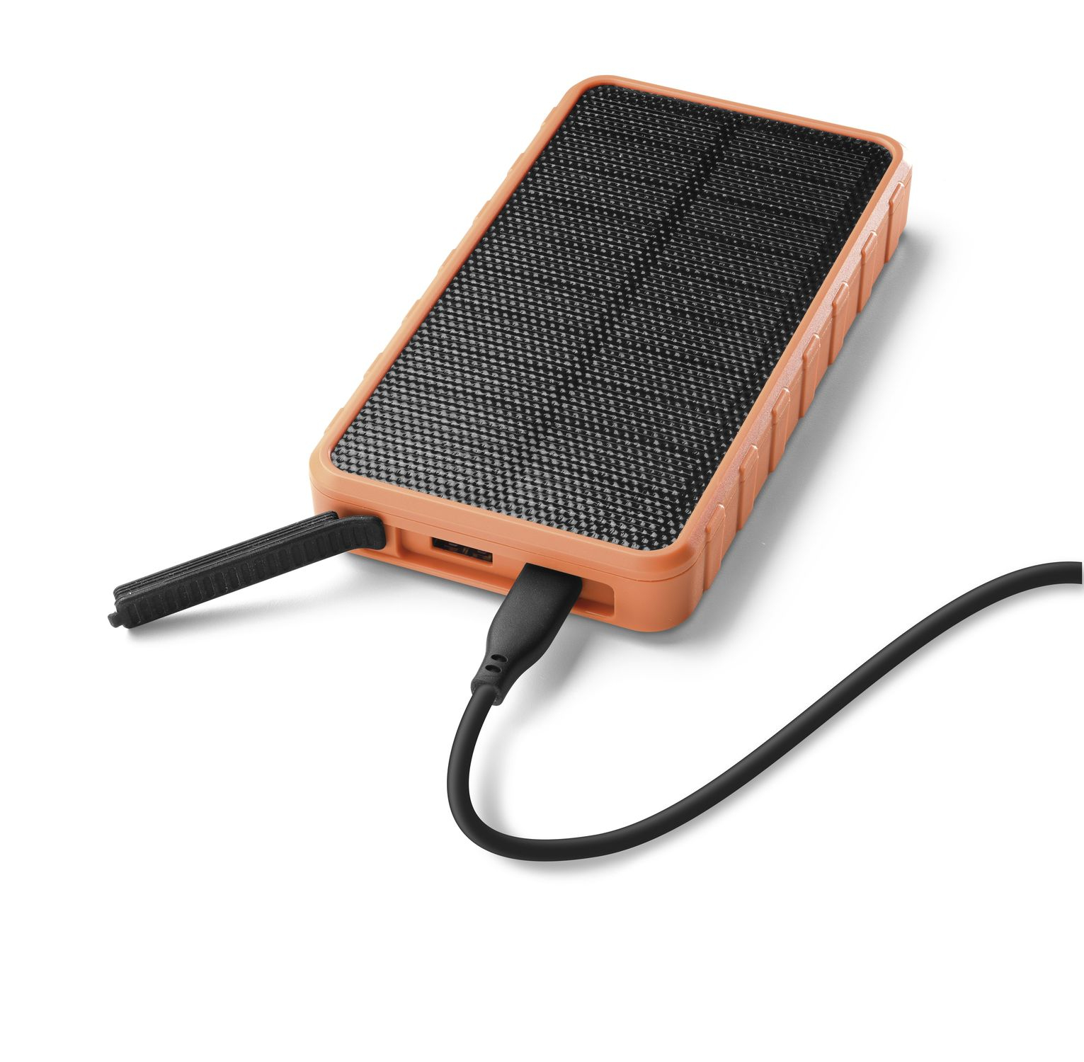 Una batería externa naranja con panel solar negro y cable USB.