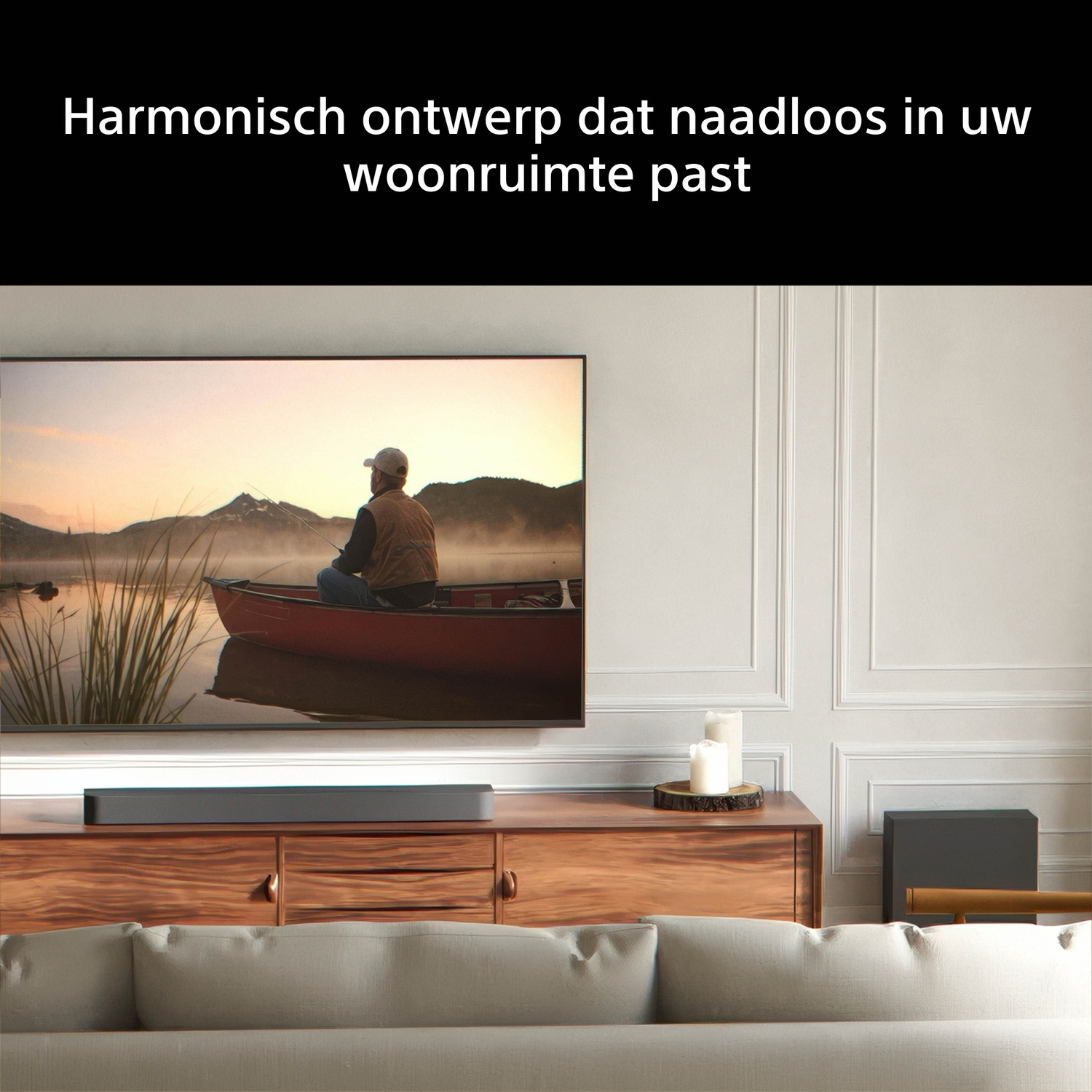 Man vist in boot voor bergen bij zonsondergang, boven een televisie.