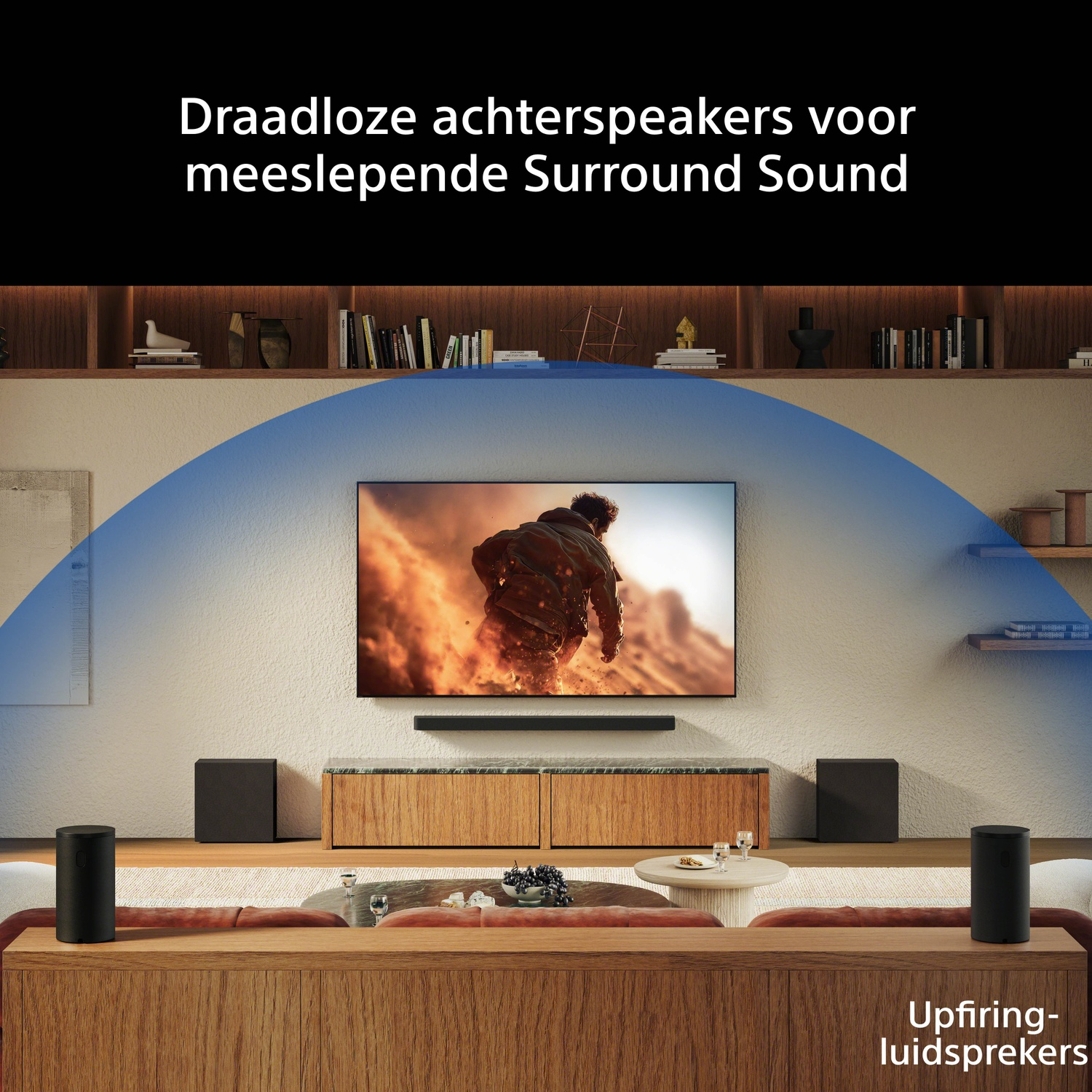 Woonkamer met tv, soundbar, subwoofers en luidsprekers.
