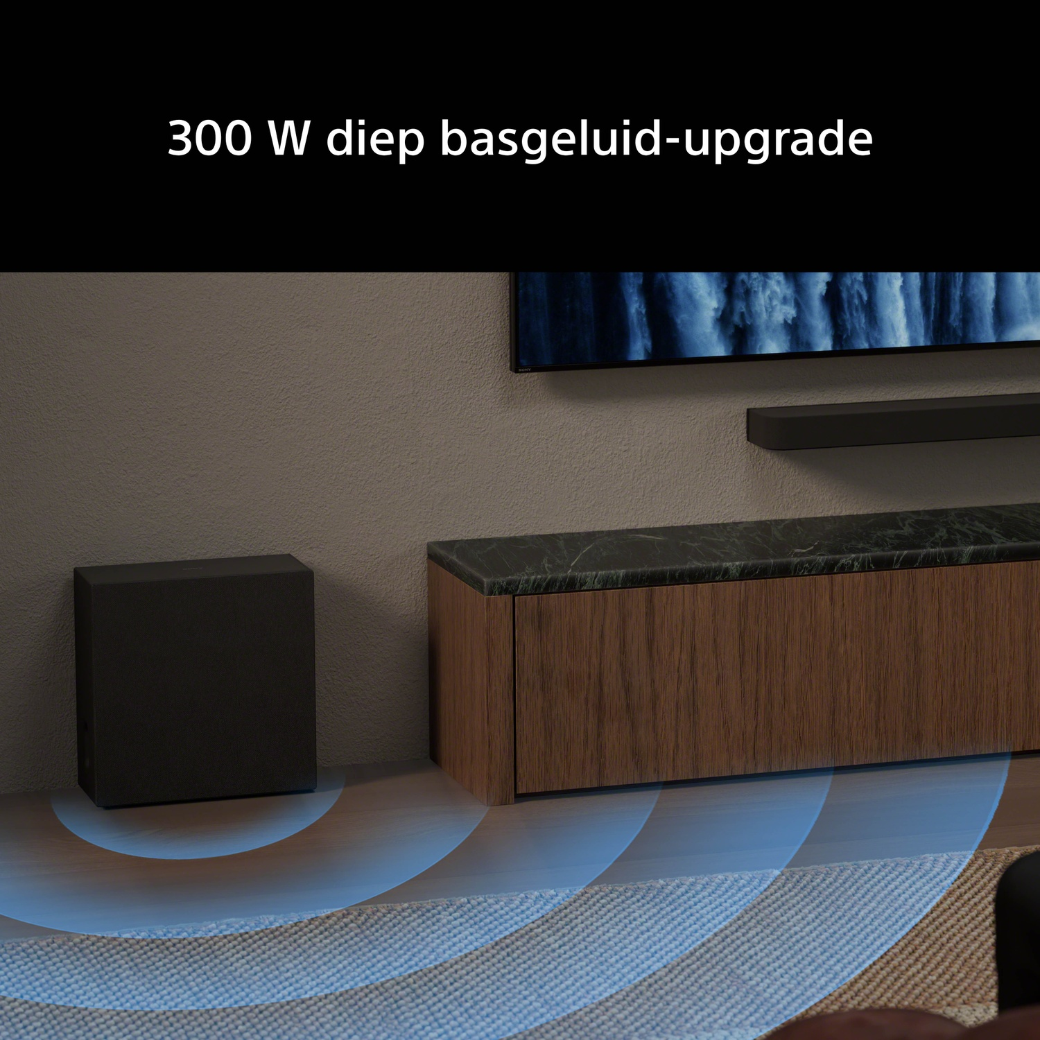 Zwarte subwoofer naast een houten kast, met blauwe geluidsgolven.