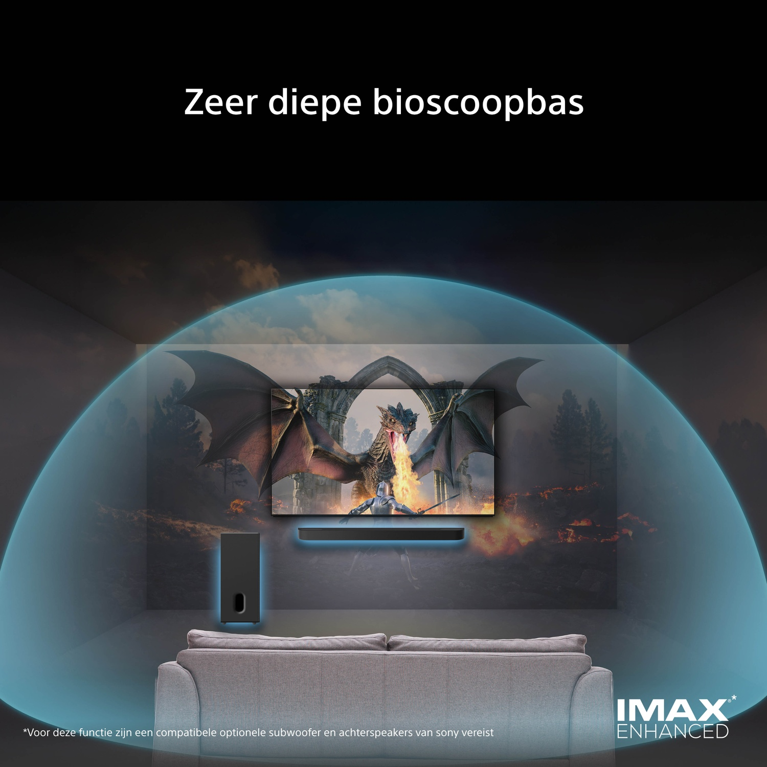 Een woonkamer met een tv waarop een draak wordt getoond. Een subwoofer is gemonteerd.