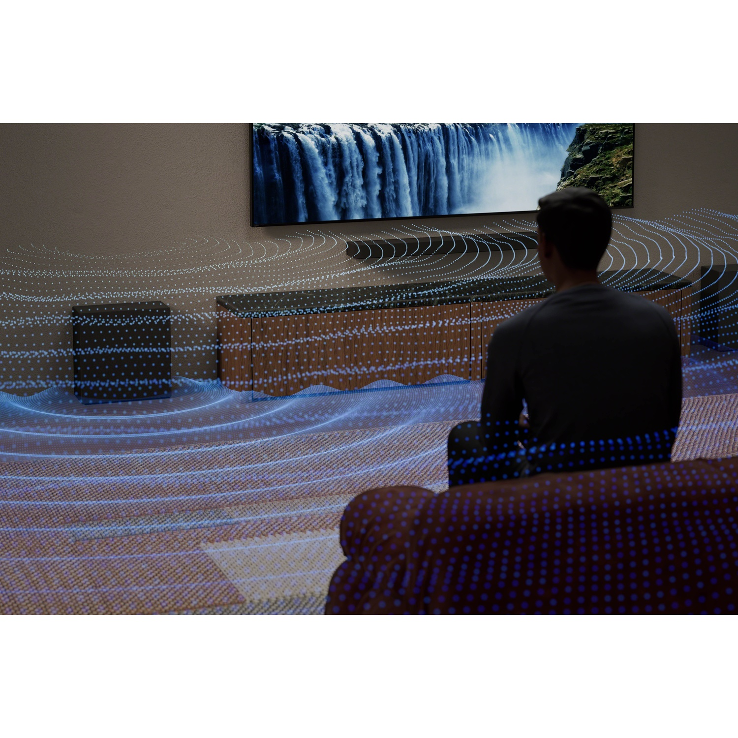 Homme assis sur canapé regarde TV avec cascade. Ondes bleues.