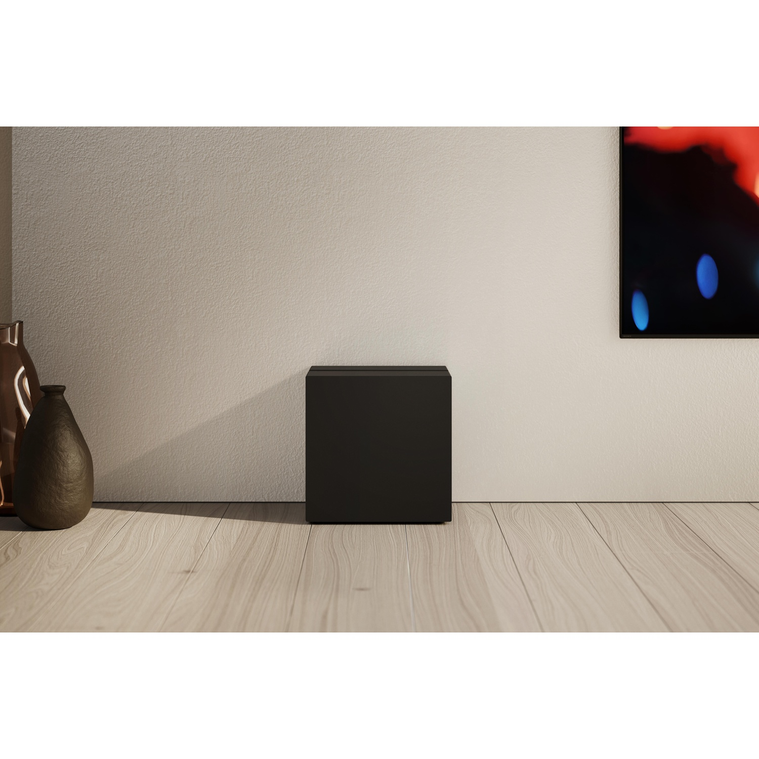 Een zwarte kubus op een houten vloer, bij vazen, voor een muur met tv.