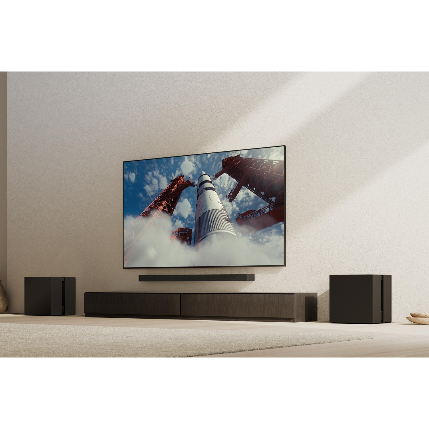 Een grote tv toont een raketlancering. Een modern entertainmentmeubel staat eronder.