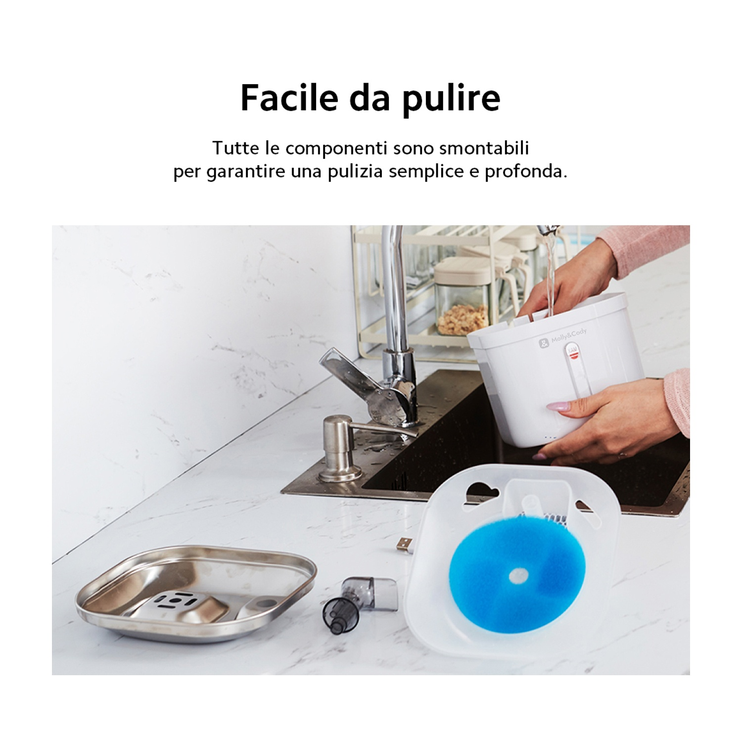 Un contenitore bianco viene pulito in un lavandino sotto un rubinetto. Pezzi sono accanto.