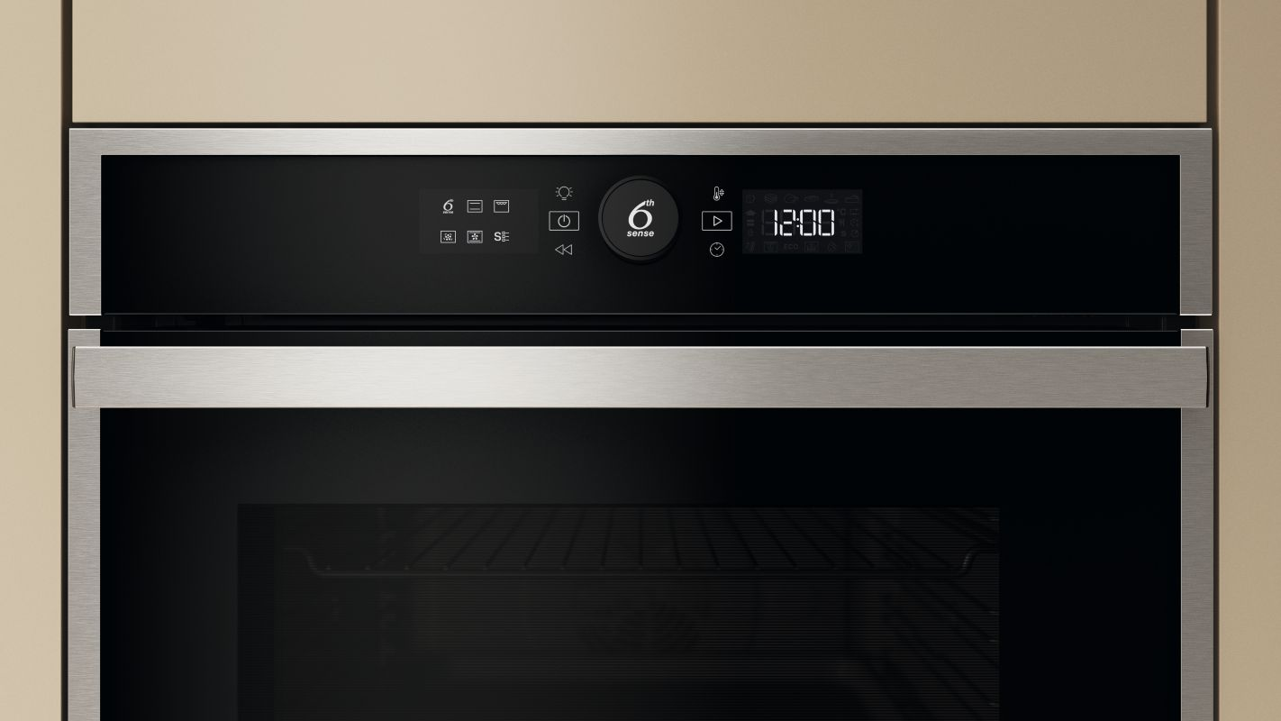 Primer plano del panel de control de un horno moderno con pantalla digital.