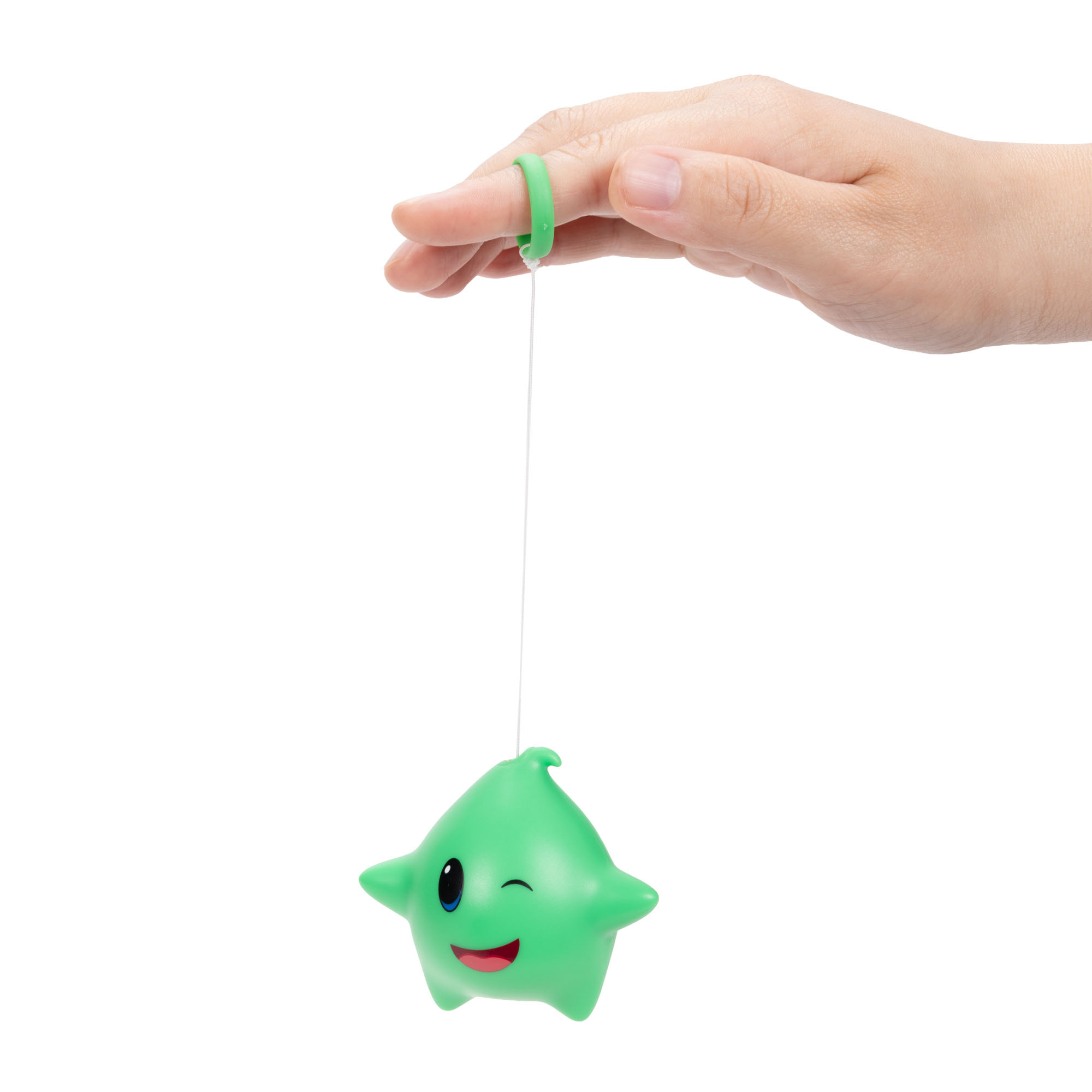 Grüner Sternanhänger mit Gesicht, gehalten von einem Finger mit Ring.