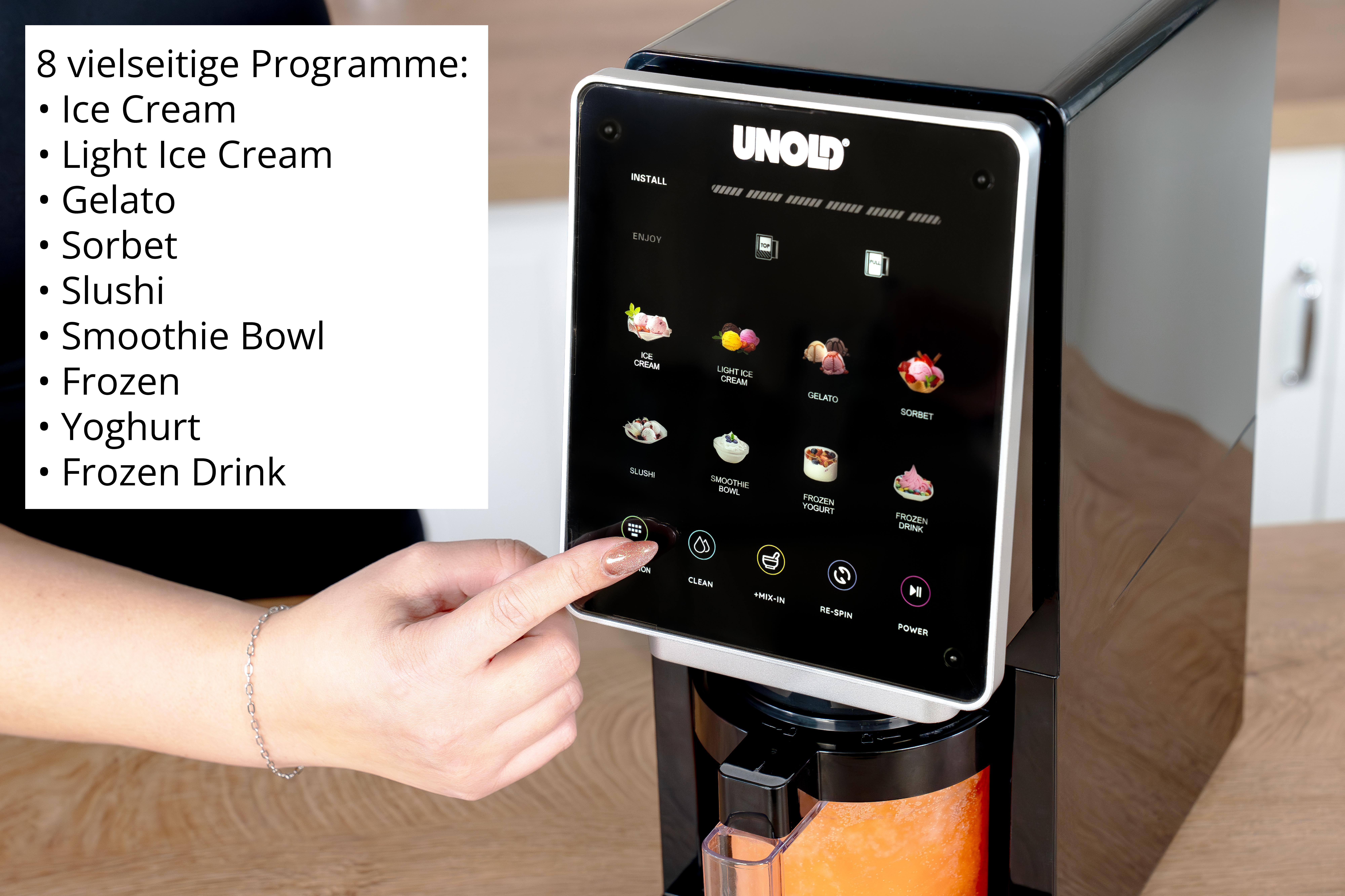 Eine Hand berührt den Bildschirm eines Unold-Eisbereiters mit Programmauswahl.