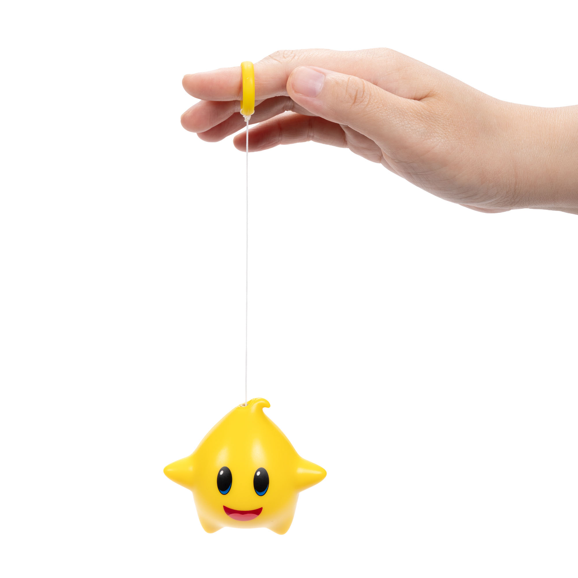 Eine Hand hält eine gelbe Sternfigur mit Gesicht an einer Schnur.
