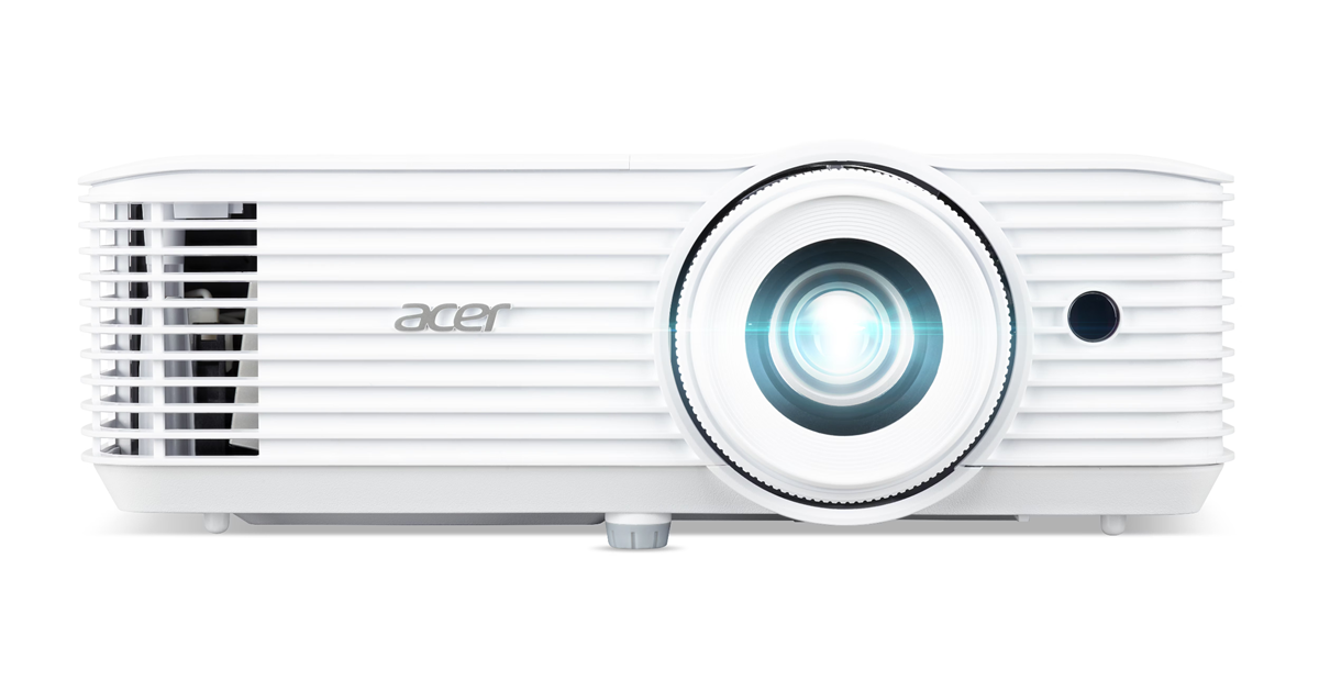 Fehér Acer projektor szellőzőkkel és lencsével, fehér háttéren.