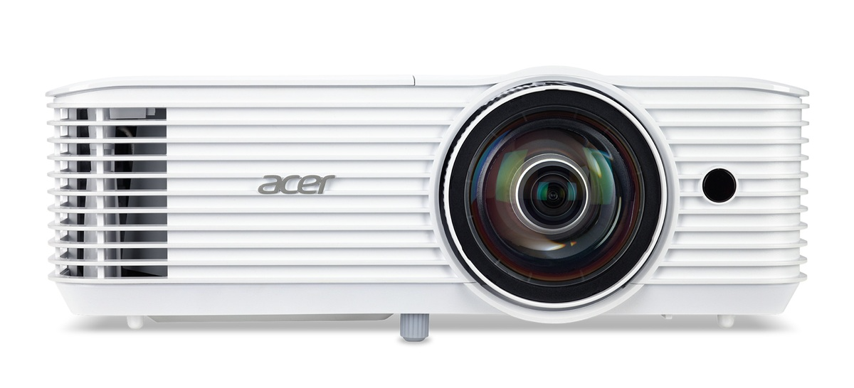 Egy fehér Acer projektor lencsével és szellőzőrésekkel.