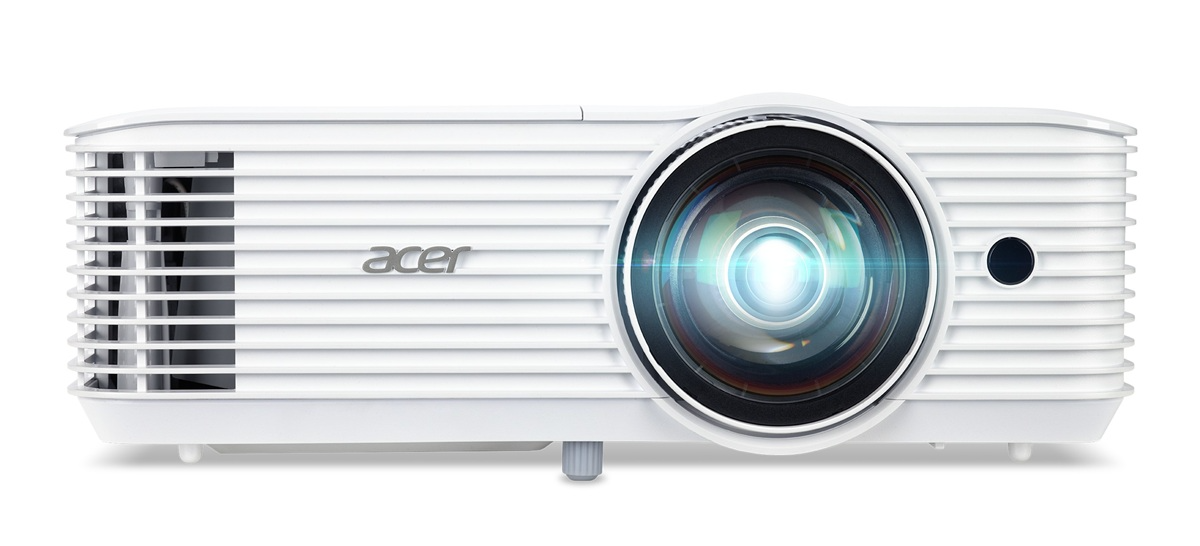 Fehér Acer projektor világító lencsével és szellőzőrésekkel.